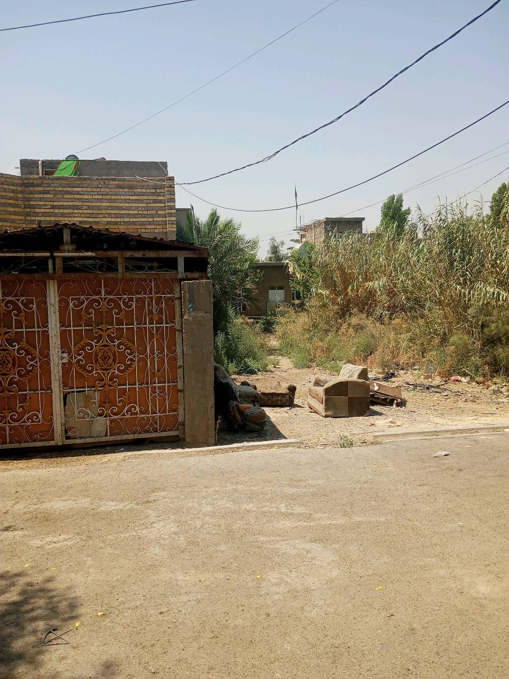 قطعه ارض زراعي مساحه 160 متر العرض 8متر والطول 20متر يوجد مجاري وتبليط وكهرباء ومي ونت السعر 12 مليون وبيها مجال بسيط العنوان بغداد المعامل او قضاء الزوراء العماري القريه الفلاحيه رقم الهاتف ***********
الأرض عليها سند/طابو لو عقد زراعي؟ وشنو نوعه بالضبط؟: 
زراعي 
ممكن توضحلي الموقع بالتحديد أكثر: أي محلة/زقاق/رقم قطعة حتى يگدر المشتري يوصل إلها بسهولة؟: 
بغداد المعامل العماري القريه الفلاحيه 
المدخل والواجهة شكد بالضبط؟ وهل الشارع أمامها مؤجر/معبد بالكامل لو بس جزء منه؟: 
8×20
الأرض مسموح بيها بناء لو استخدامها زراعي فقط؟ وبيها أي قيود أو مشاكل قانونية لازم يعرفها المشتري؟: 
نعم مسموح بيها بناء 
السعر 12 مليون نهائي لو قابل للتفاوض؟ وشنو طريقة البيع عندك: كاش فقط لو أكو إمكانية تقسيط/تحويل؟: 
قابل للتفاوض بيع كاش