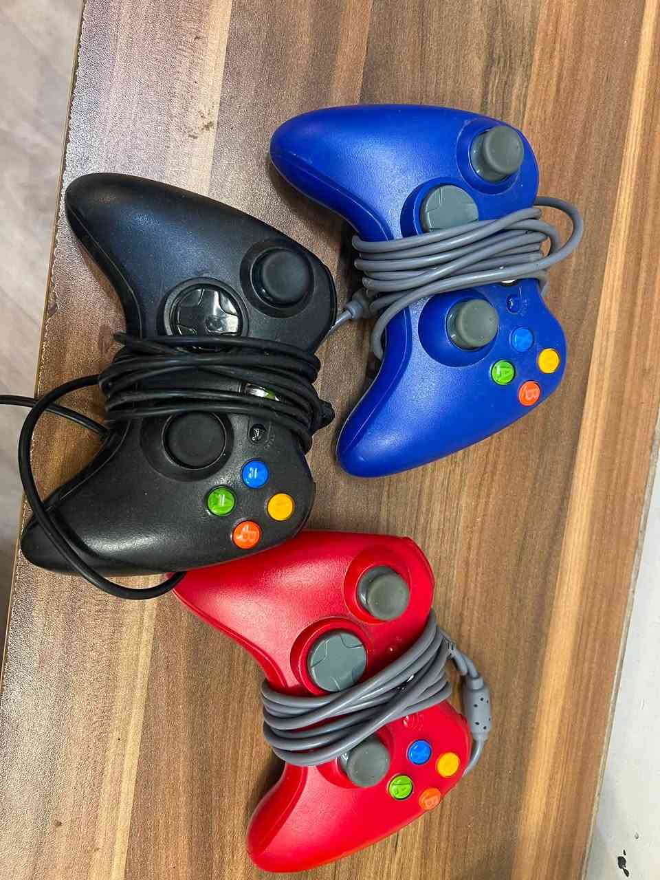 🎮🔥 سيت أب Gaming متكامل للبيع – جاهز للاستخدام فوراً 🔥🎮

إذا تدور على سيت أب كامل ومرتب وما تريد تتعب بالتجميع والشراء قطعة قطعة، هذا العرض إلك 👌🏻
نظيف جداً، استخدام شخصي، ومفحوص وجاهز للألعاب والترفيه 💯

🖥️ مواصفات الـ PC:
• المعالج: Intel Core i5-12400F – الجيل 12
• كرت الشاشة: NVIDIA RTX 3060 – 12GB
• الرام: 16GB
• التخزين: 1.67TB إجمالي، موزعة على 3 أقراص C / E / F
• النظام: Windows 11 Pro
• الكيس: أبيض Aquarium Gaming بإضاءة RGB وشكل راقي 🤍✨

🎧 الملحقات:
• شاشة صغيرة للـPC
• كيبورد + ماوس
• سماعات خارجية
• سماعة رأس Gaming
• ميز كامل للـSetup

🎮 وأيضاً ضمن العرض:
• Xbox Series S بحالة ممتازة
• 2 UPS لحماية الأجهزة من انقطاع الكهرباء، واحد منها KStar
• 5 Controllers:

* 2 أصلية
* 3 تجارية
* سماعة رأس Gaming احترافية، قيمتها تقريباً 75 ألف

🔥 يعني حرفياً سيت أب كامل ومتكامل، تاخذ كلشي وتبدي لعب مباشرة بدون ما تشتري نواقص.

💰 السعر المطلوب: 1,550,000 دينار
📍 الموقع: بغداد – الدورة
📱 للتواصل واتساب: ***********

⚠️ ملاحظة: الشاشة الكبيرة المعلقة بالحائط والظاهرة بالصور غير مشمولة بالبيع. المشمولة فقط الشاشة الصغيرة الخاصة بالـPC مع باقي الملحقات المذكورة.

📩 الجادين فقط يتواصلون، وأهلاً وسهلاً بالجميع 🤍
