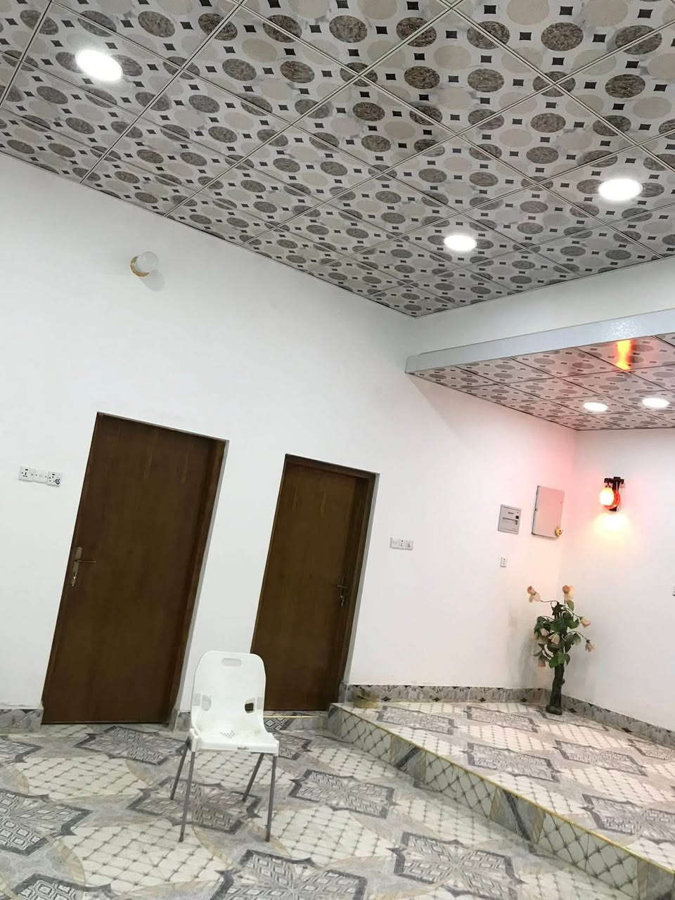 السلام عليكم بيت للبيع مساحه 170 يتكون من طابقين الطابق الاول غرفة نوم وحده وهول واستقبال ومطبخ وصحيات عدد اثنين داخلي وخارجي 
الطابق الثاني ثلاث غرف نوم واستقبال كبير وصحيات 
العنوان القطاع قرب الماء ارو قرب السده ومقابل البيت ساحة فارغه السعر 235 وبي مجال بسيط للشراي للاستفسار الاتصال ***********
