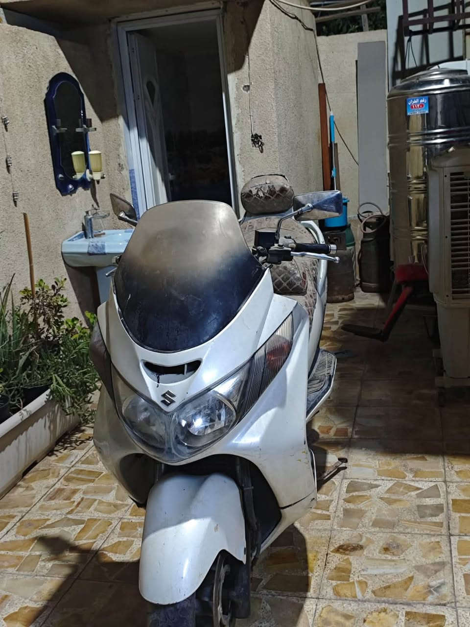 السلام عليكم دراجه للبيع كوم حديد سوزوكي سكاي ويف السعر 250 وبيها مجال للشراي  المكان بغداد الشعب ***********
