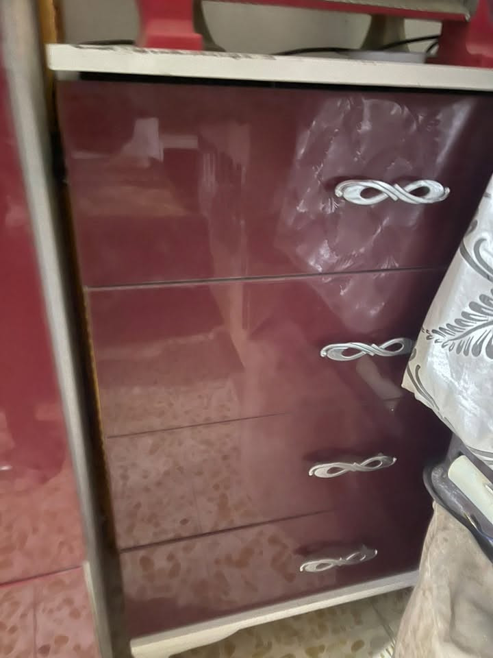 السلام عليكم اخوان غرفه للبيع كامله السعر 300 مكانها بغداد الجديده للاستفسار اكثر ***********
