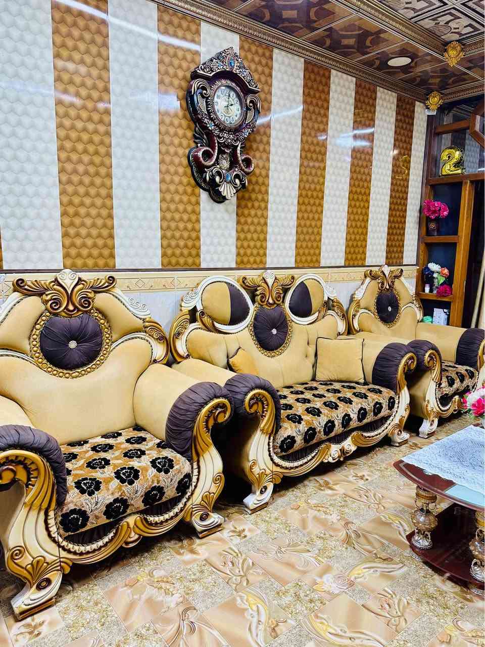السلام عليكم 

تخم قنفات ملكي خشب ثقيل للبيع الصنع خشب كويتي نضيفات جدا 5 قطع مابيه اي خلل ماخذينهم جديد مليون وميه 
رايدهن 700 وبيهن مجال 
للستفسار على هذه الرقم ***********
العنوان البصرة الامن الداخلي البصرة, العراق
