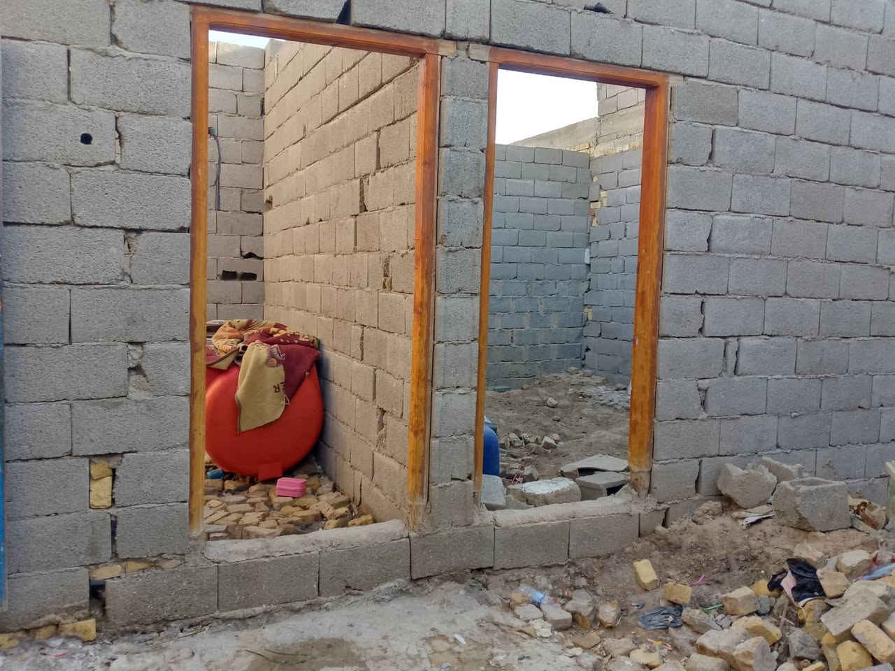 سلام عليكم هيكل مع محل لبيع مساحته 150متر في وافدين الثالث لانتصل على هذه رقم ***********
