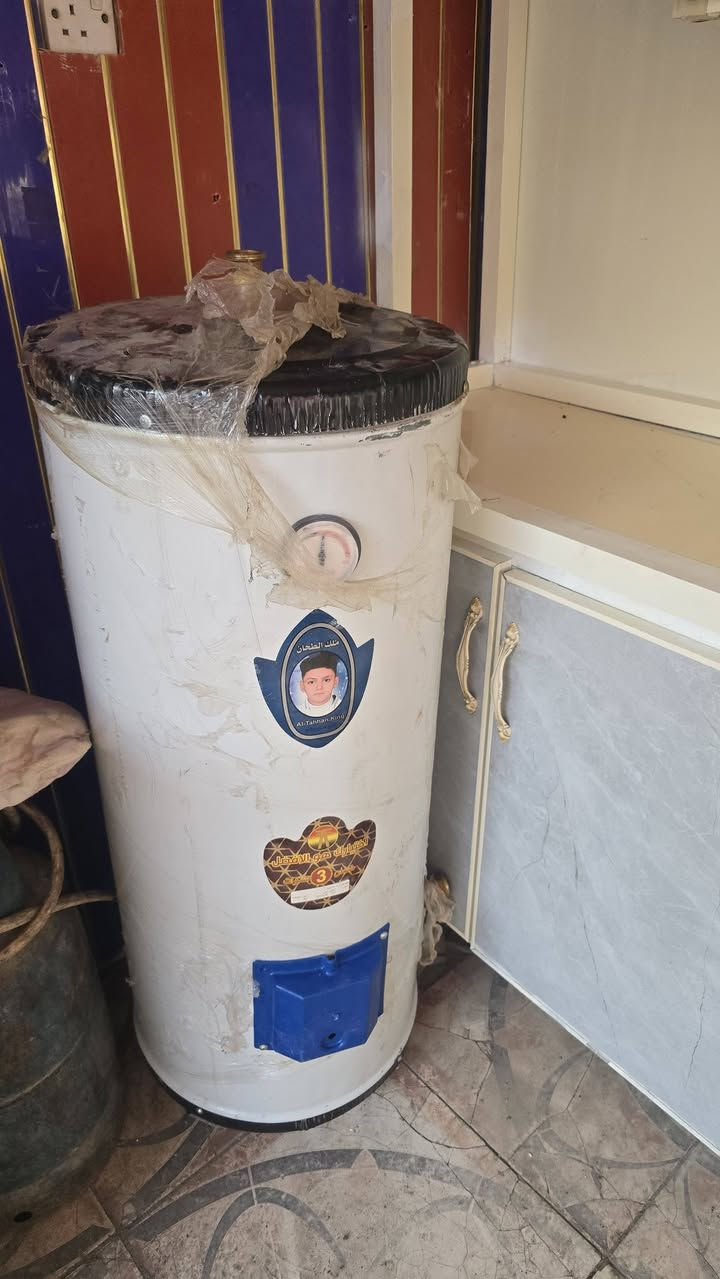 من رخصه الأدمن كيزر ملك الطحان الحجم الوسط هيتره وياه هديه جديد بالجيس مامستعمل سعره ٧٠الف الشراي يتصل *********** ***********٢٠٥
