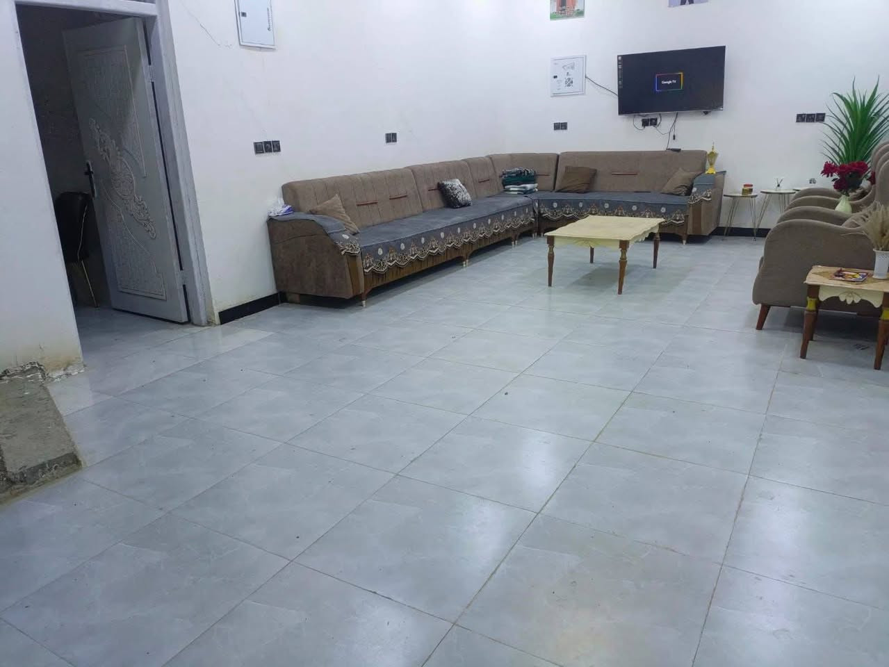 مقابل الجامعة الوطنية • ٢٥٠م • غرفتين
