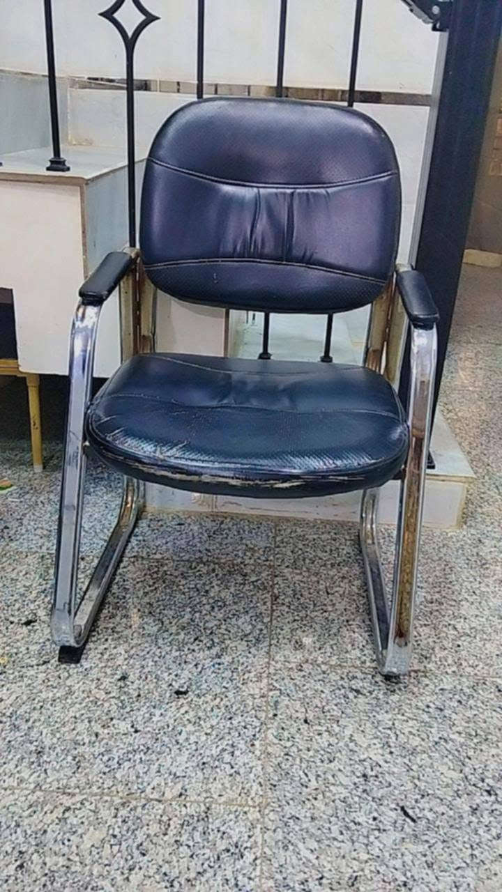مستعجل • طباخ • كراسي