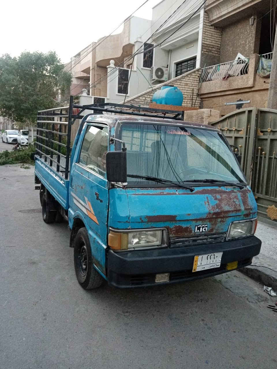 السلام عليكم 
كيا بنجو موديل 93 مكفولة من حدادية وشاصي وتخم تاير
سنوية ساقطة قبل شهرين ااسيارة بأسمنة شرط تحويل ثاني يوم 
السعر 35 قفل
مكان السيارة بغداد رئاسة المعلمين
***********
