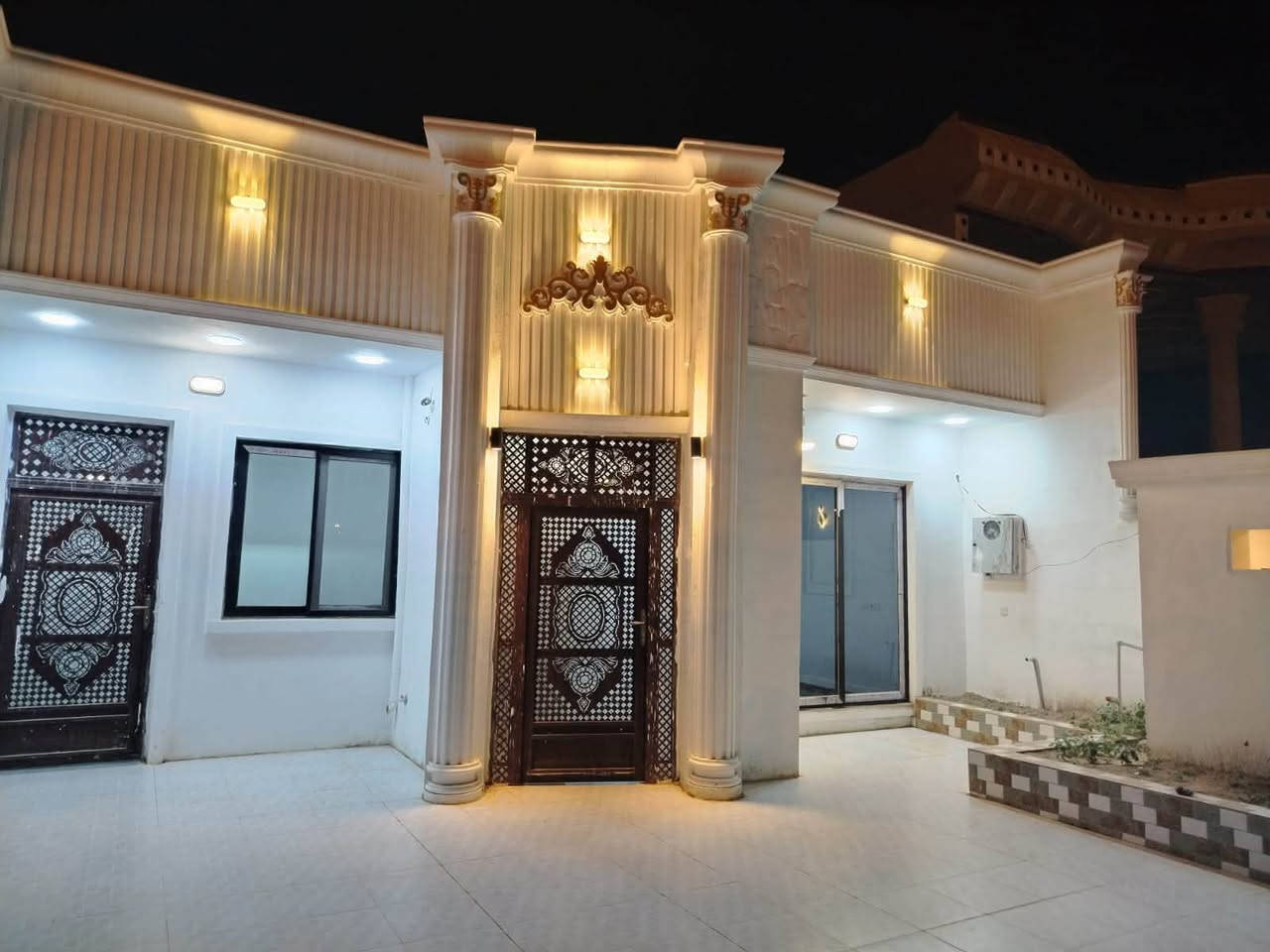 بيت للبيع. القادسية قطعة 500
مقابيل مسجد النور.. 

عرض الشارع ١٥ 
البيت اتجاه بغداد

مساحة ٣٠٠ متر 
الواجهة ١٠ والنزال ٣٠ متر
سنة بناء البيت ٢٠٢٥

طابق ونصف

الاستقبال ٩ × ٥
مطبخ كبير حار وبارد ٨ × ٤ ونصف

صالة ٨ × ٥

غرفتين نوم تحت كل غرفة ٥ × ٤ ونصف
غرفة نوم وحدة فوق ٥ × ٣ ونصف

حديقة داخلية ٣×٣
مناور عدد٢

صحيات عدد ٤
... 
البيت مشتغليه درجة اولى
بورسلين ١٢٠ × ٦٠ تركي 
سقوف مغربية جبس بورد في الصالة والغرف

المجاري والمي والكهربائات كله درجة اولى اصلي. 

يوجد سخان وتانكي وماطور

البيت جاهز بدون أي نقص. 

السعر 157 مليون وبي مجال

للتواصل عام او خاص *********** و ***********
