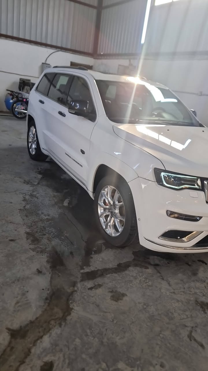 🌹🌹تحية طيبة 🌹🌹
جيب غراند شيروكي سوميت (Jeep Grand Cherokee Summit) موديل 2015 خليجي  فول مواصفات 🚗

السيارة بنظافة ممتازة ومواصفات السوميت الأصلية العالية (أعلى فئة).

المواصفات العامة والمحرك:

 الموديل: 2015

 الفئة: سوميت (Summit) أصلية

 المحرك: 8 سلندر، سعة 5700 سي سي (Hemi 5.7L) - محرك قوي وجبار

 اللون: أبيض 

 الرقم: بغداد خصوصي

المواصفات والاضافات:

 نظام الجكات الهيدروليك: (Quadra-Lift) تحكم بارتفاع وانخفاض السيارة لاغي السياره حاليا نظام دبل عادي 

 أنظمة الأمان والرادار: رادار أمامي تفاعلي، تنبيه تصادم، تحديد مسار، ونظام اطفاء السلندرات للاقتصاد بالوقود (ECO)

 الترفيه: شاشات خلفية أصلية بلاد للمقاعد الخلفية مع شاشة أمامية كبيرة تدعم الخرائط والـ Bluetooth وباقي الأنظمة.

 السقف: بانوراما كاملة

 الداخلية: جلد قرميدي ، تدفئة وتبريد بالكراسي، مع إضاءة عتبات الأبواب الترحيبية بكلمة (SUMMIT) باللون الأزرق 

 المظهر الخارجي: ويل كروم كبير الأصلي الخاص بفئة السوميت، لايتات زينون وLED نهارية مميزة، مع حساسات أمامية وخلفية وكاميرا.

حالة السيارة

 الحادث: صبغ شي بسيط مقدمة الجاملغ الأيمن فقط 

 باقي السيارة: مكفول بالكامل (الباقي كفالة عامة).

 السيرفس: السيارة مسوايلها سيرفس كامل وجاهزة من كلشي (حدادية كاملة جديدة، تايرات  جديدة، محرك مفتوح  وما تحتاج أي مصاريف

أضافة الى منظومة غاز )

سعرها 190 بيع فقط 

مكان السياره محافظة واسط 

اي استفسار الاتصال على 

*********** 

***********
