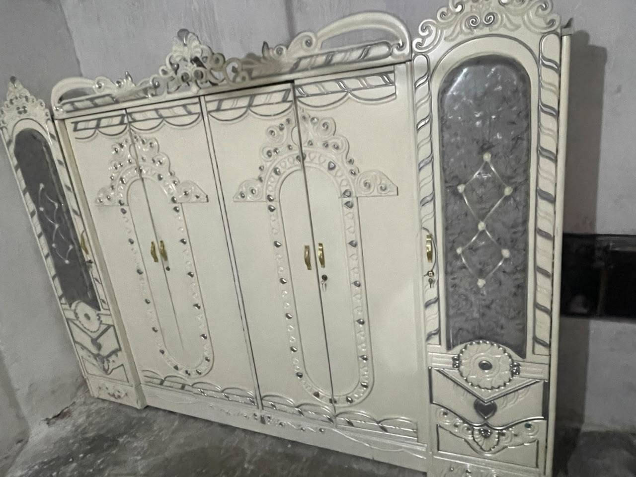 غرفه للبيع السعر600وبيها مجال اي استفسار ***********
