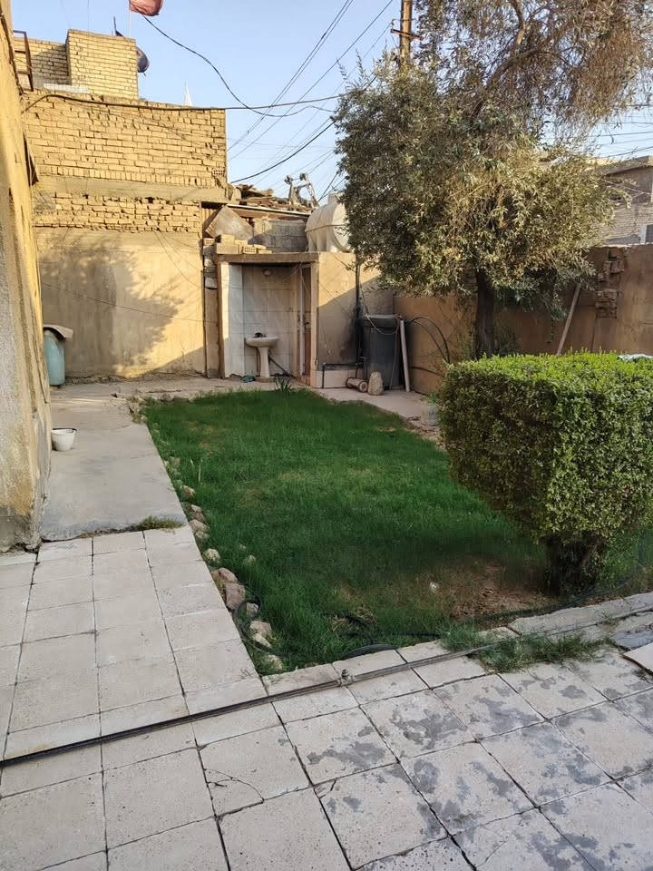 للبيع بيت في الزعفرانية، مساحة 312 متر، طابو صرف.

البيت يتكون من طابقين وسطح.

الطابق الأول بيه غرفة، استقبال كبير، هول واسع، مطبخ مع منور كبير، وصحيات داخلية وخارجية، بالإضافة إلى كراج وحديقة.

الطابق الثاني يتكون من 4 غرف نوم كبيرة، ويا سطح كبير.

البيت مساحته حلوة وتقسيمه مريح ومناسب للعائلة، والبيت بيه مساحة وحديقة وكراج، والطابو صرف.

السعر والتفاصيل على الرقم.   ***********    @.   
للمهتمين والجادين فقط، التواصل للمعاينة والاستفسار.
