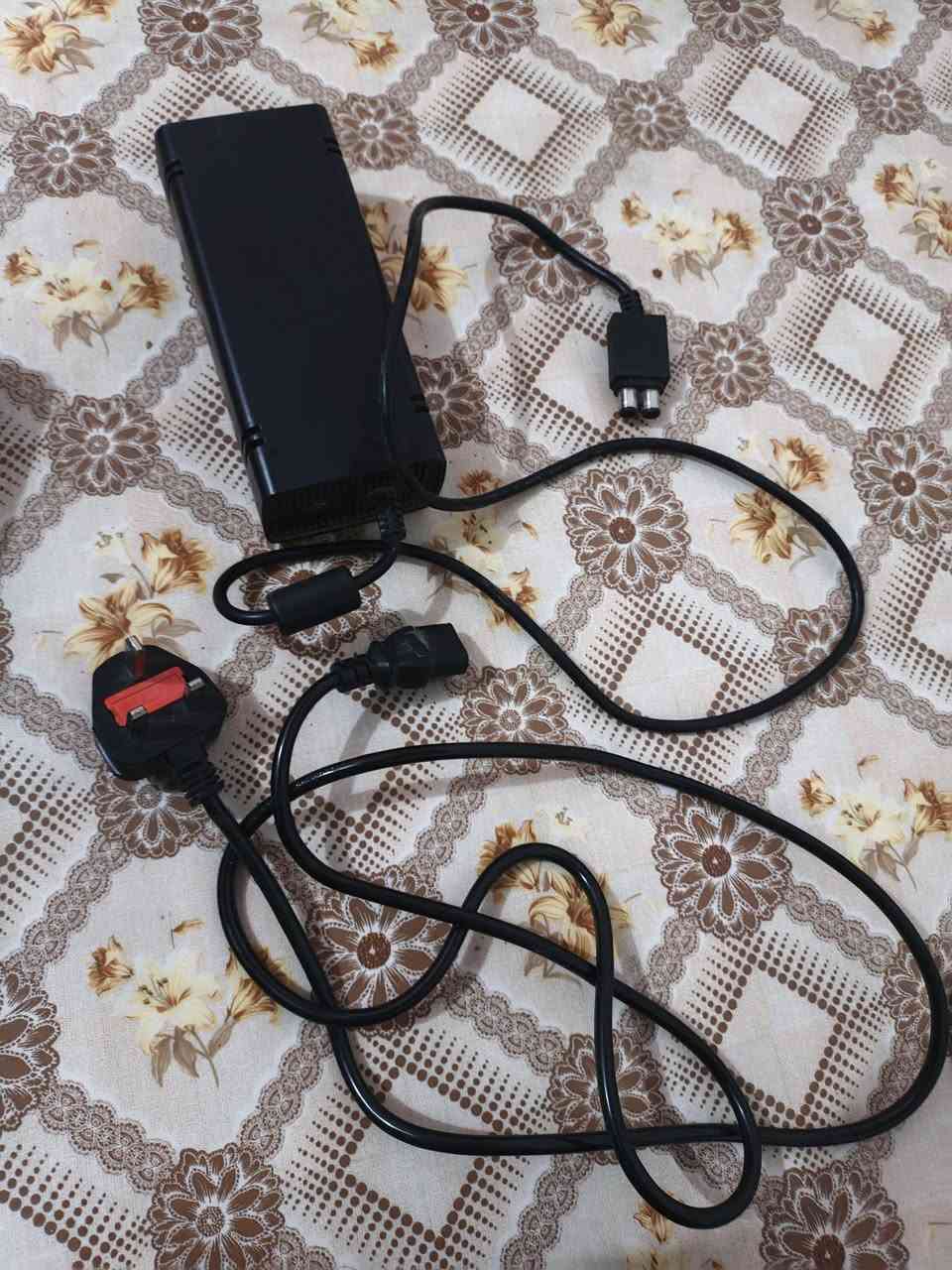 اكسبوكس 360 سلم مهكر كامل الملحقات
تجي وياه محوله وكيبل hdmi ويده واير وحده 
الهارد 250gb بيه 40 لعبة تقريبا
سعر 95 الف شامل التوصيل 
التوصيل لكل المحافظات 
***********
