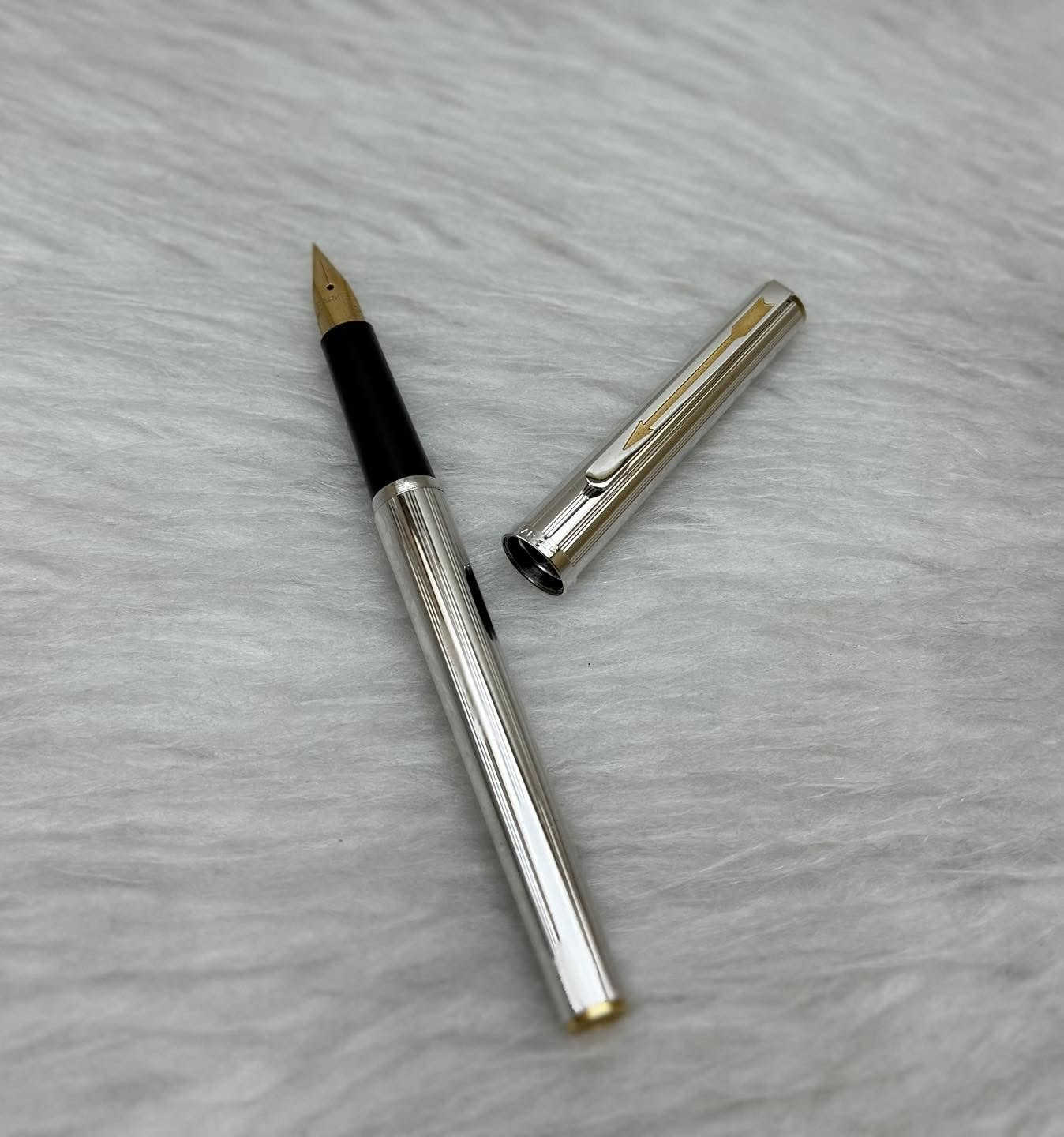 PARKER( 85)
قلم  باركر ٨٥
حبر 
تغليف فضة 
من الموديلات المميزة لباركر 
فرنسي المنشأ اصلي 
ريشة(سلاية) ذهب عيار 14k
جنكال + حلقات طلاء ذهب 
حجم الخط F
انتاج سنة الثمانينات 
مع العلبة الاصلية والكرنتي
جديد غير مستخدم
للاستفسار المراسله على الخاص او الاتصال بالرقم  *********** 
يوجد خدمة توصيل داخل بغداد و محافظات
