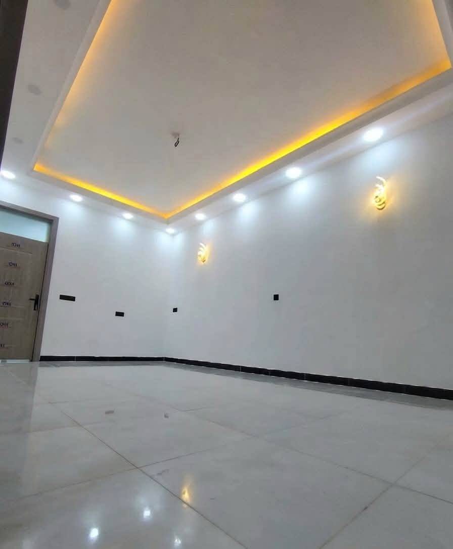 مساحه 150 متر طابو زراعي سند 25 شرط التحويل
يحتوي ( 4 غرف نوم كبار  + صاله + ستقبال + صحيات غربي وشرقي ) كامل خدمات البيت زيرو جديد واحد عله واحد  موقعه دور الزراعه وبلعافيه لليصير من نصيبه 

للاستفسار ***********
