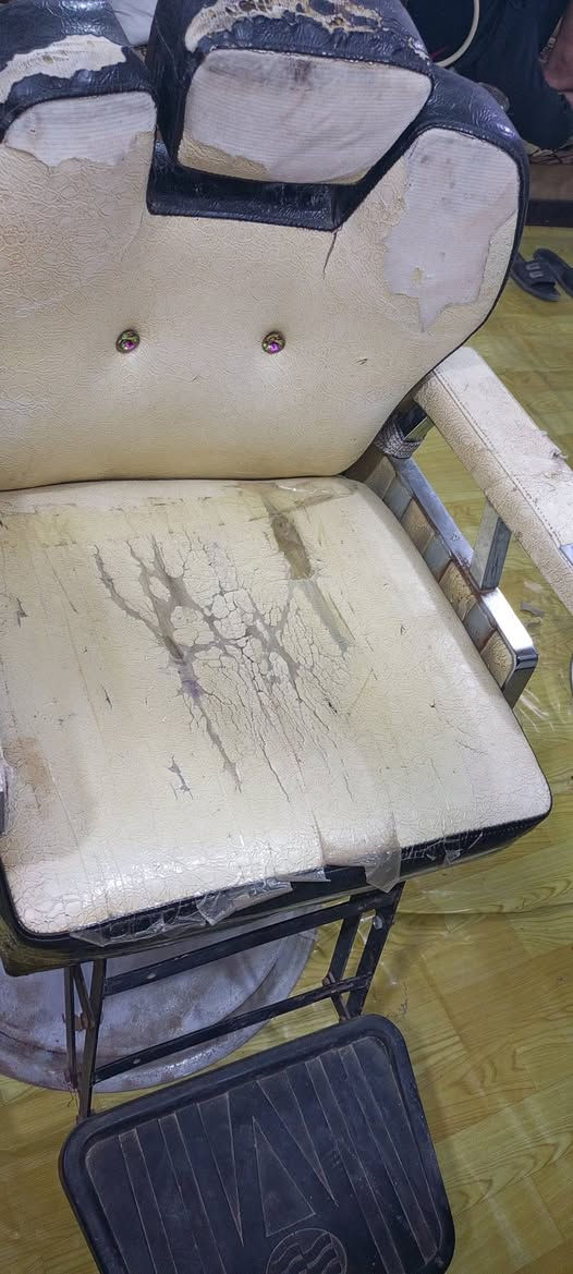 سلام عليكم كرسي شبح
جك دوران شغال 
فقط الضهر طاك 
سعر 50 
مكان حي الجهاد 
***********
