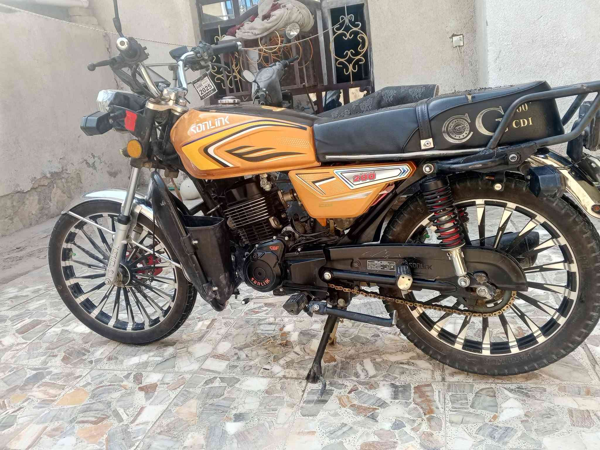 🏍️ للبيع دراجة سونك موديل 2025 
دراجة سونك 200cc موديل 2025، نظيفة ومرتبة وحالتها جيدة جداً، مثل ما واضح بالصور  واوراق منفيس كارتون موجوده ومكاتبه شراء موجوده ومكفوله ✨

🔸 موديل: 2025
🔸 المحرك: 200cc
🔸 تشغيل وأداء جيد
تخم تايرات جديد قبل شهر شديتهن 
🔸 الدراجة جاهزة للاستخدام
الدراجه فقط بيها ملاحظات 
المازده طاكه من جهة وحده بس طبيعي تشتغل عالي ناصي اشاره وميحتاج تبدلها 
والكير مال نمره الي يرجع طاك بس ميحتاج تبديل لان نمره سهله وطبيعي وتبديلها ميكلف ١٠ بس 
والدراجة مبدل الها كازكيت فقط كازكيت فقط 

💰 السعر: [650 الف] وبيها مجال للشراي 

📍 الموقع: سبع البور – ال4000
📞 للتواصل: [***********]
