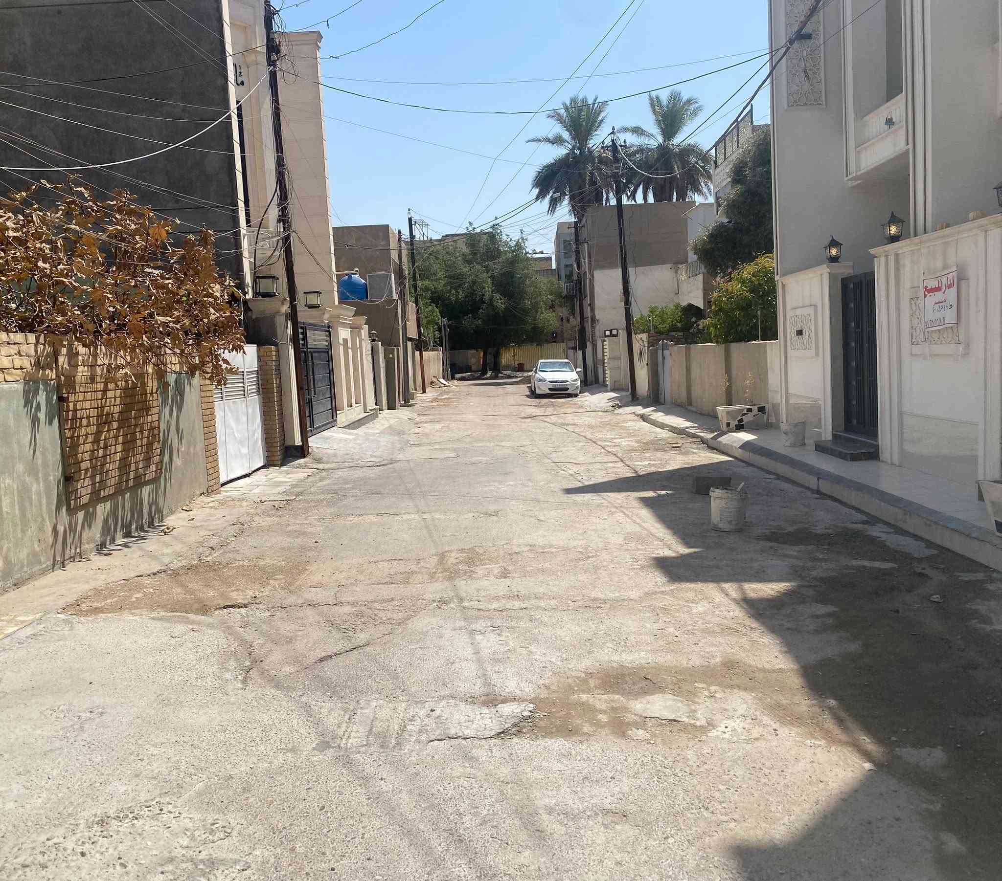 مو كل دار مساحتة 80 متر يكون مستغل بهالشكل 
للبيع دور سكنيه في المشتل قرب الخمس بيوت بناء 2026
مساحة الدار80   (4*20)
يحتوي الدار على طابقين ونصف
🔹الطابق الاول: يحتوي على طرمه+ استقبال+ غرفة نوم+ مطبخ+صحيات + منور
🔹 الطابق الثاني : يحتوي عله 2 غرف نوم + حولي + صحيات
🔹 الطابق الثالث :يحتوي على غرفة نوم + حولي + صحيات 
🏠مواصفات الدار  بناء درجه اولى نضام سبالت دفن + تأسيس كهرباء بوري بالكامل 
الصحيات تركي ثقيل درجه اولى 
نضام كامرات+ تاسيس إنترنيت
الشبابيك ولأبواب والسلايدات دبل جام مقطع تركي
⚡️جميع الكهربائيات ولأناره تركي شركة أوزن 
ملاحضه الدار طابو صرف وغير تابع لشركة او دلال 
☎️ للاستفسار الاتصال على الرقم : ***********
