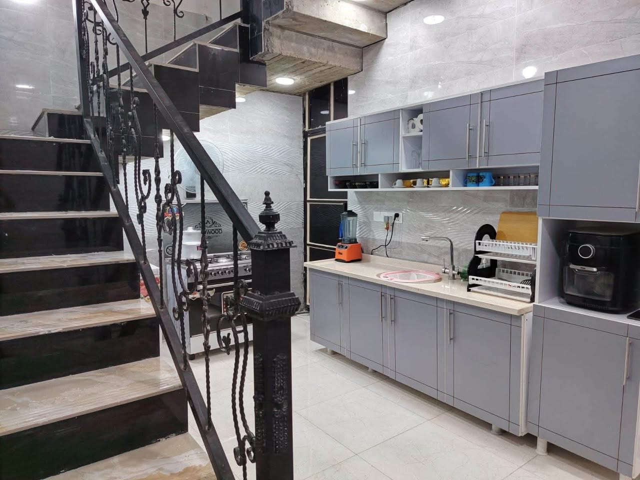 🏡 دار للبيع (مطلوب إسكان)

📍 الموقع:
شارع 80 – نجف، مقابل مدينة ألعاب أرض بابل.
يبعد عن الشارع العام حوالي 200 متر، وعرض الشارع 10 أمتار.

📐 مواصفات العقار:

* المساحة: 133 متر²
* الواجهة: 5.5 متر
* سنة البناء: 2026
* الخدمات: مجاري مكتملة، والمتبقي فقط أعمال التبليط.

💰 السعر:

* السعر الكلي: 110 مليون دينار
* مطلوب للاسكان : 35 مليون دينار
* القسط الشهري: 220 ألف دينار
* المبلغ النقدي لصاحب العقار: 75 مليون دينار

📞 للاستفسار:
***********

ريسيل للعقار والمقاولات
