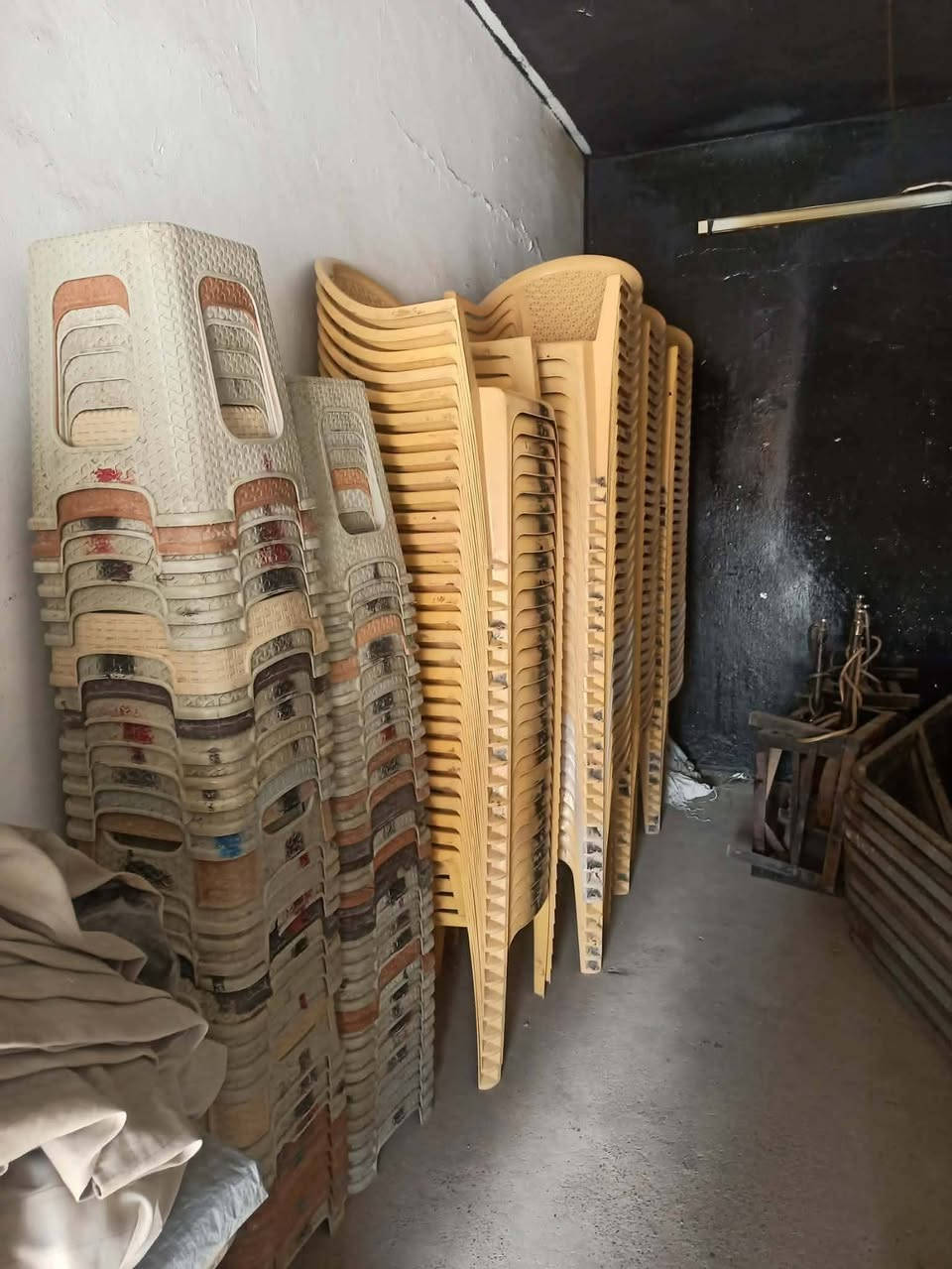 محل تاجير خيم وكراسي للبيع يحتوي على كراسي 128
طبلات  68
صياني 50كبار 90ضغار 
مشاعل كبار 4
صغار 2
قدر 13
ميز طعام 1
خوض كلي 1
قوري شاي 8
صياني كبار 2
جمجمة 3
جفجير 3
خيمة 1
سعر مناسب والاغراض اغلبها نضيفة الاتصال على الرقم ***********
و ***********
