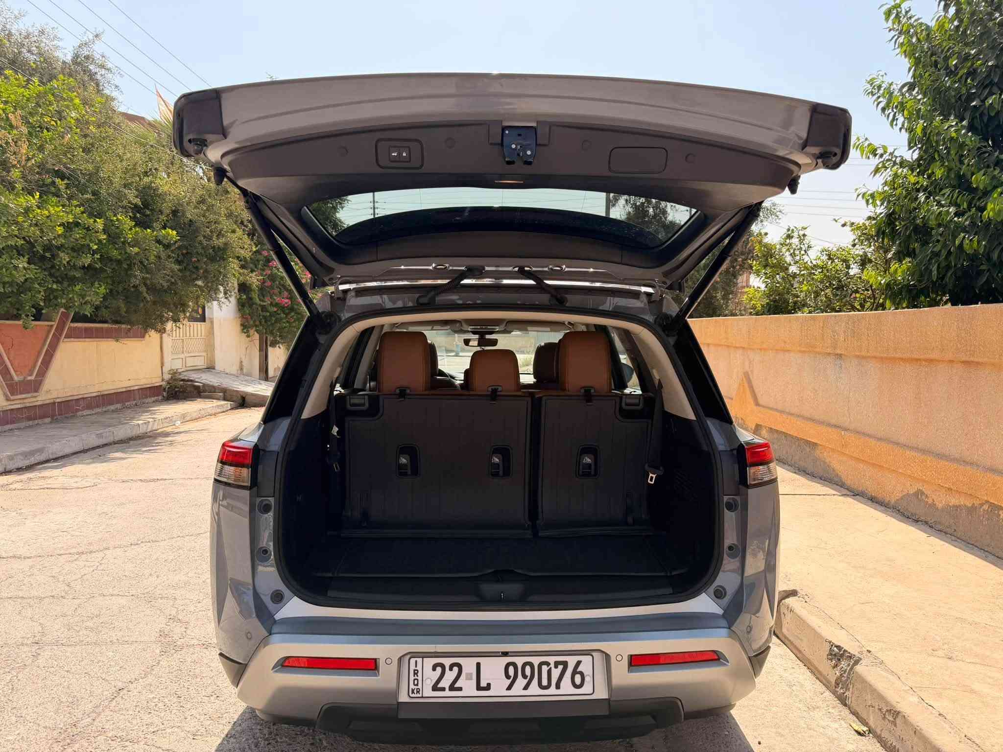 السلام عليكم
Nissan pathfinder platinum 2024

اللون : سمنتي 

الحادث : قطعة واحدة بونيد مبدل نفس اللون من الشركة فقط بدون ارباك ، بدون صبغ ، بدون 

عدد الاميال : 21000 kilometers

المكان : اربيل / الموصل

المحرك : cylinders 6  3.5 L

المواصفات : 

* قوة 284 حصان / عزم دوران 259 رطل-قدم

* ناقل حركة أوتوماتيكي 9 سرعات

* نظام المساعدة على صعود المرتفعات

* عجلات ألمنيوم رياضية قياس 20 بوصة بتشطيب آلي

* إطارات لجميع المواسم بمقاس P255/50R20

* فتحة سقف بانورامية

* باب خلفي كهربائي يعمل بدون استخدام اليدين مع مستشعر للحركة

* مرايا خارجية قابلة للطي كهربائياً

* مرايا خارجية قابلة للإمالة إلى الأسفل عند الرجوع للخلف

* تطعيمات جانبية خارجية من الكروم

* ماسحات زجاج أمامي مستشعرة للمطر

* مصابيح أمامية LED مع مصابيح نهارية LED

* مصابيح أمامية ذكية تعمل تلقائياً

* مقاعد أمامية مدفأة ومهوّاة

* مقاعد الصف الثاني الخارجية مدفأة

* عمود توجيه قابل للتعديل كهربائياً في الارتفاع والعمق

* ذاكرة لوضعية:

    * مقعد السائق

    * عجلة القيادة

    * المرايا الخارجية

* إضاءة داخلية محيطية

* لوحة عدادات رقمية بالكامل قياس 12.3 بوصة

* شاشة عرض المعلومات على الزجاج الأمامي (Head-Up Display)

* شاشة NissanConnect تعمل باللمس قياس 9 بوصات

* نظام ملاحة مدمج مع خدمة المعلومات المرورية المميزة

* Apple CarPlay لاسلكي

* Android Auto

* شاحن لاسلكي للهاتف

* نظام صوتي فاخر من Bose

* نظام صوتي مكوّن من 13 مكبراً، بما في ذلك مكبرا صوت مزدوجا المحرك

* 4 منافذ USB-A + منفذا USB-C

* نقطة اتصال Wi-Fi

* نظام ProPILOT Assist مع Navi-link

* نظام تثبيت السرعة الذكي

* نظام التحذير الذكي من الاصطدام الأمامي

* نظام الكبح التلقائي في حالات الطوارئ مع اكتشاف المشاة

* نظام التدخل الذكي للمحافظة على المسار

* نظام التدخل الذكي في النقطة العمياء

* نظام التحذير من النقطة العمياء

* نظام التنبيه من حركة المرور الخلفية

* شاشة الرؤية الشاملة الذكية (كاميرا 360 درجة)

* حساسات ركن أمامية وخلفية

* نظام الكبح التلقائي عند الرجوع للخلف

* نظام التعرف على إشارات المرور

* نظام المساعدة على الضوء العالي

* نظام التنبيه الذكي للسائق

* نظام تثبيت المكابح تلقائياً عند التوقف (Automatic Brake Hold)

* نظام التحكم في تمايل المقطورة

* مصابيح ضباب
رقم الشاصي : 5N1DR3DG0RC254783
رقم التواصل : *********** 

السعر : 345$ وبيها مجال للجادين
