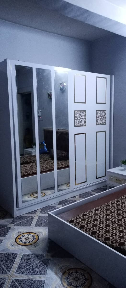 السلام عليكم غرفة نوم للبيع نظيفه مابيها ضرر حلوه ونظيفه حيل السعر ب 350 بيها مجال للشراي رقم *********** واتساب متوفر

