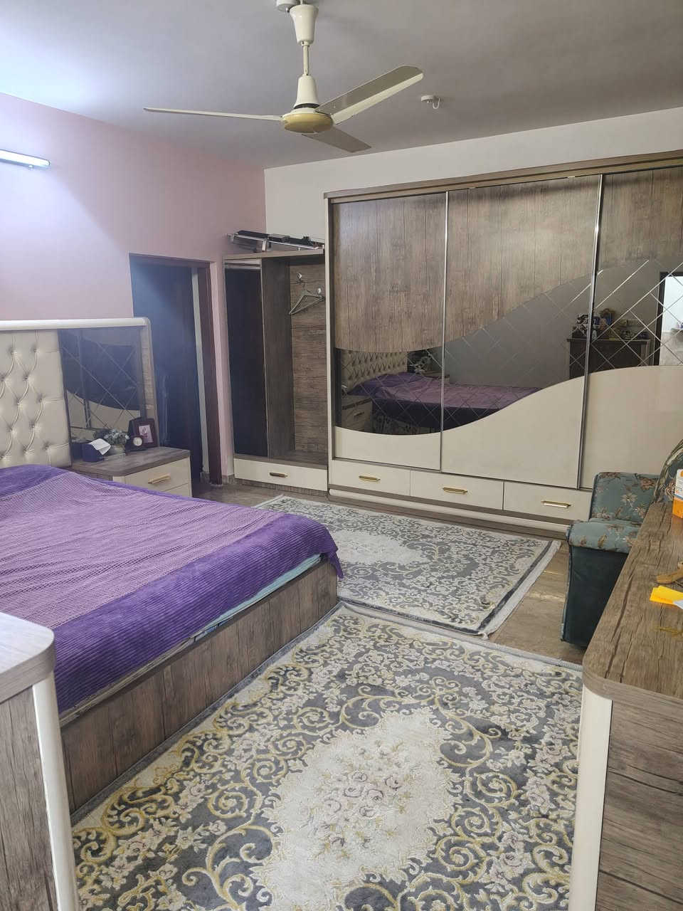 السلام عليكم
دار مساحه165٫5متر الشعب خلف محكمة الشعب بناء 2017 مرمر طابقين 3غرف نوم و3حمامات وكراج وحديقه وهول واستقبال ومطبخ للاتصال ***********
