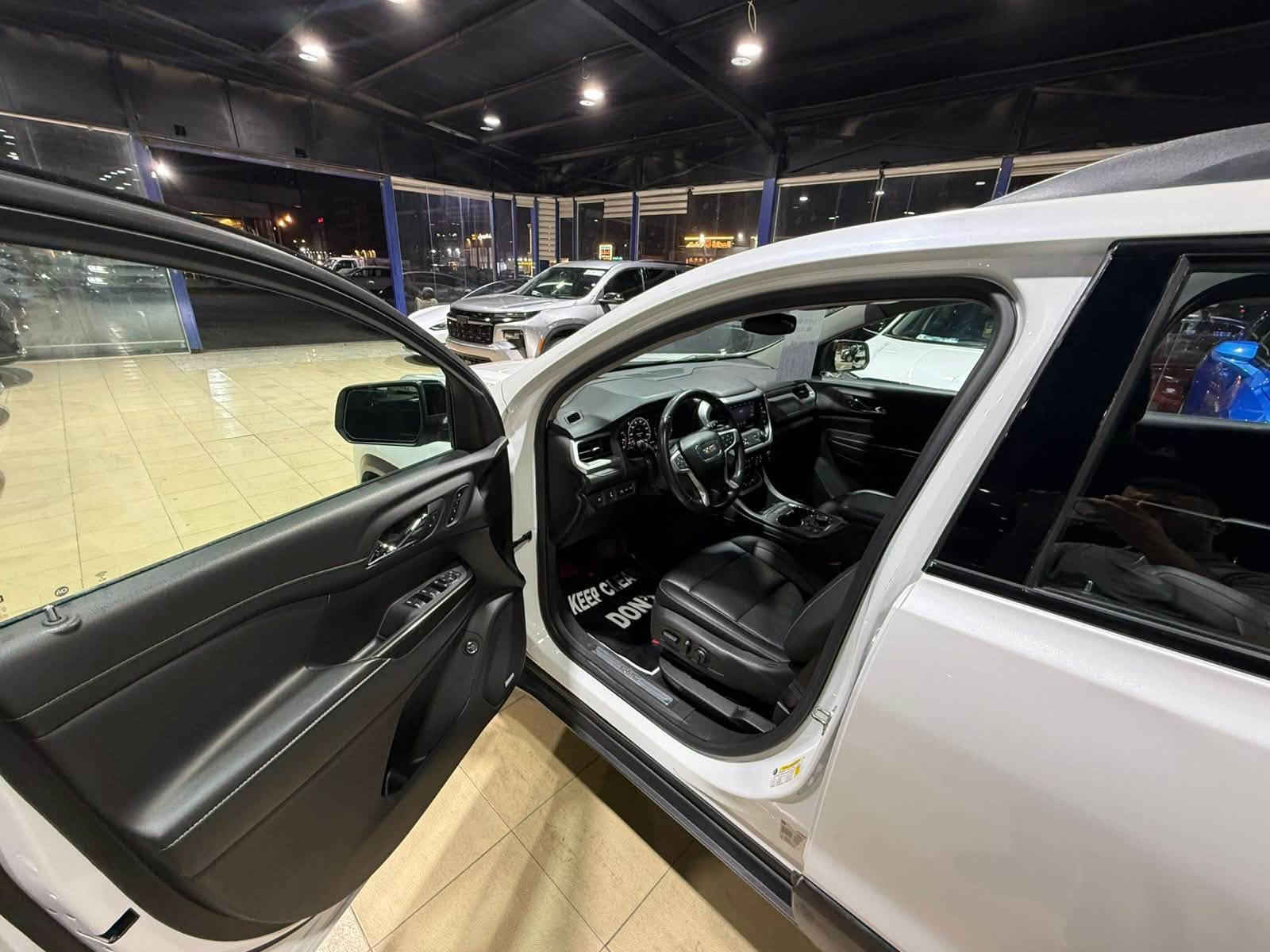 🚙 جي إم سي أكاديا 2021 — القوة والفخامة الأمريكية 🇺🇸👌
فول مواصفات اعلى فئة فتحتين سقف 
🔹 المركبة: جي إم سي أكاديا
🔹 الموديل: 2021
🔹 السعر المطلوب: 175 $ 
🔹 الوارد: أمريكي 🇺🇸
🔹 استهلاك الوقود: حوالي 9.0 لتر / 100 كم
🔹 اللون: ابيض
🔹 الرقم: أربيل
🔹 الضرر:تبديل وصبغ اربع ابواب 
🔹 الأيرباكات: ضرر إيرباك الدركة والبردة

🔸 المحرك والأداء:

•6سلندر 3.6
• قوة 310 حصان
• عزم دوران 366 نيوتن متر
• ناقل حركة أوتوماتيكي 8 سرعات
• دفع أمامي FWD
• محرك تنفس طبيعي  يوفر أداءً قوياً واستجابة ممتازة
• أوضاع قيادة متعددة
• نظام تشغيل وإيقاف المحرك تلقائياً

🔸 التصميم الخارجي:

• تصميم جديد كلياً وعصري
• واجهة أمامية بتصميم جي إم سي المميز
• ويل  ألمنيوم رياضي
• مصابيح أمامية LED
• إضاءة نهارية LED
• مصابيح خلفية LED
• إضاءة أمامية أوتوماتيكية
• تصميم SUV أمريكي فاخر ورياضي

🔸 أنظمة الأمان والمساعدة:

• أنظمة GMC Pro Safety
• نظام المكابح التلقائية في حالات الطوارئ
• التحذير من الاصطدام الأمامي
• نظام المحافظة على المسار
• تحذير مغادرة المسار
• مثبت سرعة متكيف Adaptive Cruise Control
• نظام مراقبة النقطة العمياء
• تحذير حركة المرور الخلفية
• كاميرا خلفية
• ⁠كاميرات 360 درجة 
• نظام مراقبة ضغط الإطارات
• أنظمة الثبات الإلكتروني والتحكم بالجر
• وسائد هوائية متعددة

🔸 التكنولوجيا والراحة:

• شاشة وسطية كبيرة عالية الدقة
• شاشة معلومات للسائق
• Apple CarPlay
• Android Auto
• Bluetooth
• أوامر صوتية
• تشغيل عن بُعد
• دخول وتشغيل ذكي
• تحكم أوتوماتيكي بدرجة الحرارة
• مقاعد أمامية كهربائية
• مقاعد أمامية مدفأة
• مقود متعدد الوظائف
• شحن لاسلكي للهاتف
• نظام صوتي مميز
• منافذ USB متعددة

🔸 المقصورة الداخلية:

• مقصورة عصرية وفاخرة
• مساحة داخلية واسعة
• مقاعد مريحة تتسع لـ7 أشخاص
• مقاعد أمامية كهربائية ومدفأة
• مقود متعدد الوظائف
• تصميم داخلي عصري
• تشطيبات داخلية مميزة
للاستفسار الاتصال ***********
