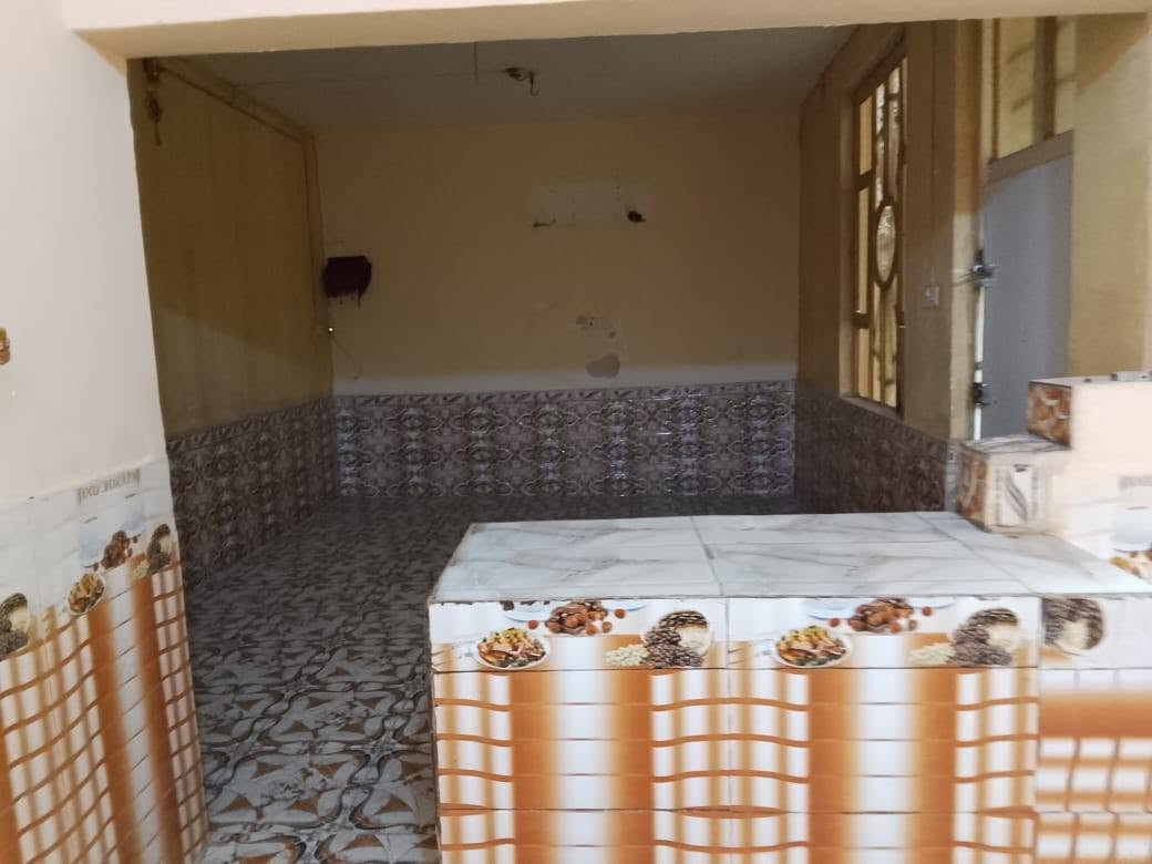 السلام عليكم بيت لبيع او ليجار مساحة البيت الكليه 220متر
موقع البيت السكان صناعي دور سيد حمزه 
يحتوي البيت ع غرف نوم عدد 2
وصاله والمطبخ وصحيات كامله البيت جاهز لسكن سعر ليجار 250 وقابل تفاوض انتصل ***********
