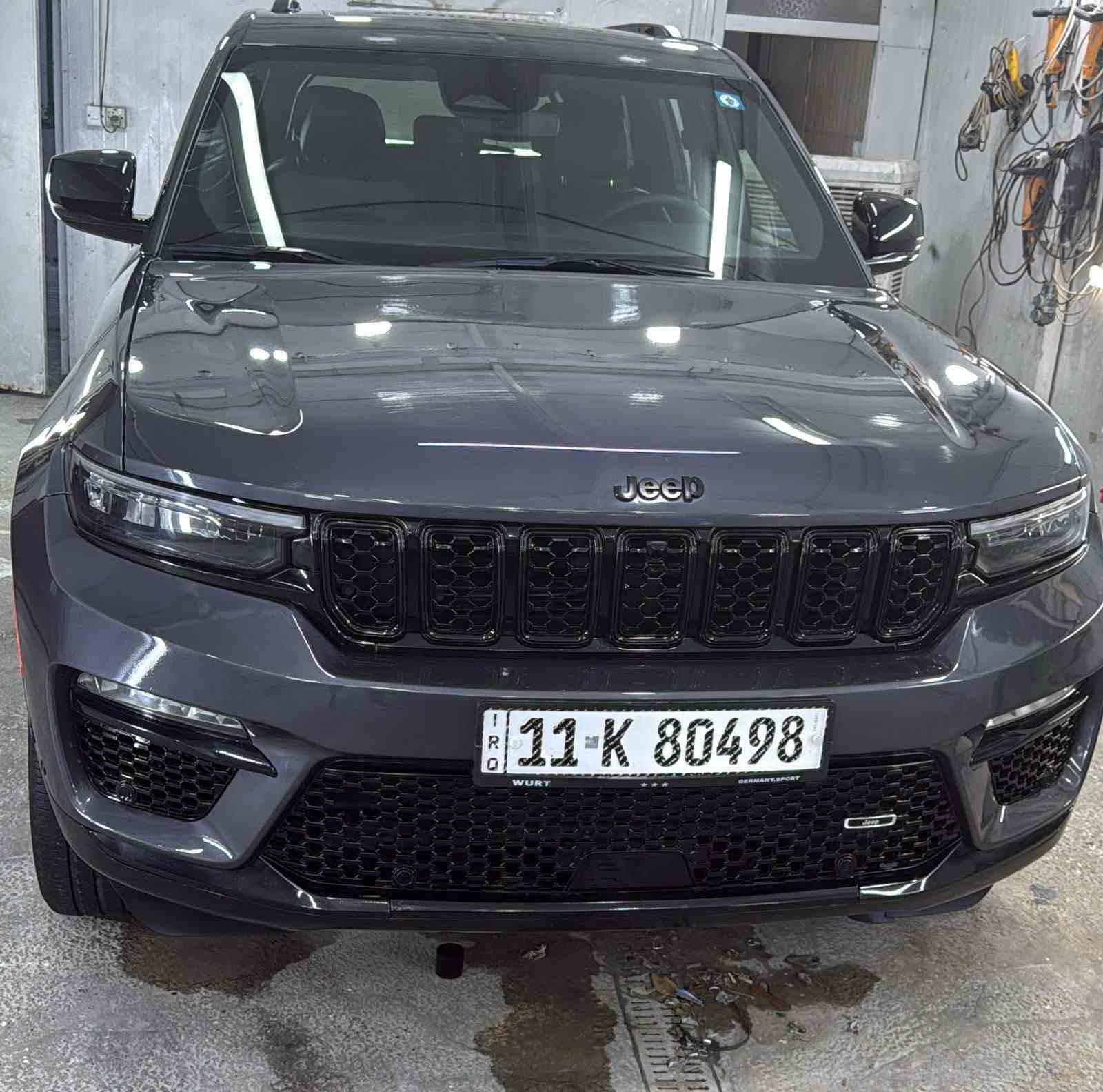 السلام عليكم 
جيب بلاك 2023
فول مواصفات 
293hp . V6. 3.6L : المحرك
الضرر بنيد وباب  
 
المواصفات 
العداد :20 الف 
* 7 راكب
﻿﻿دفع رباعي 4x4 .
﻿﻿رادار امامي مع مانع تصادم .
﻿﻿تحذير الخروج عن المسار .
﻿﻿تحذير النقطة عمياء .
نظام تحذير عند التقاطعات.
* شاحن موبايل وايرلس.
* ويل قياس 20 انج .
* لوحة القيادة بقياس 12 أنج.
* كير شفتر بالستيرن .
* كاميرا خلفية.
*شاشة متوسطة 8.1 أنج
* المصابيح الأمامية زنون .
* كشافات الضباب زنون،
* دخول ذكي.
الصندوق الخلفي كهربائي .
﻿﻿فرش المقصورة الداخلية من الجلد والشاموا .
﻿﻿مقعد السائق كهربائي .
﻿﻿المقاعد الأمامية تدفئة .
﻿﻿حساسات خلفية .
﻿﻿مكيف خلفي .
﻿﻿تدفئة مقود القيادة .
﻿﻿مانع تصادم خلفي .
﻿﻿بلوتوث تلفون .
رقم بغداد دولي باسمي تحويل مباشرة 
السعر 265 ورقه وبيها مجال 
اي استفسار 
*********** ابو امير 
مكان بغداد البياع

نص مكتوب في الصور:
- 1 / 12
- bid.cars