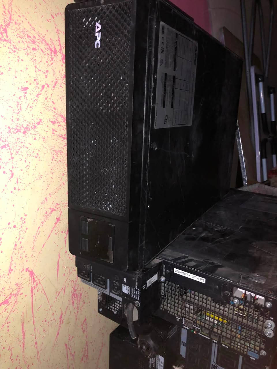 جهاز اون لاين كامل بطاريات اصليه انتاج حديث حجم جهاز 6kv نوع Apc 6kv.  سعر جهاز ٤٥٠ الف نهائي قفله بغداد يوجد تواصل ***********
