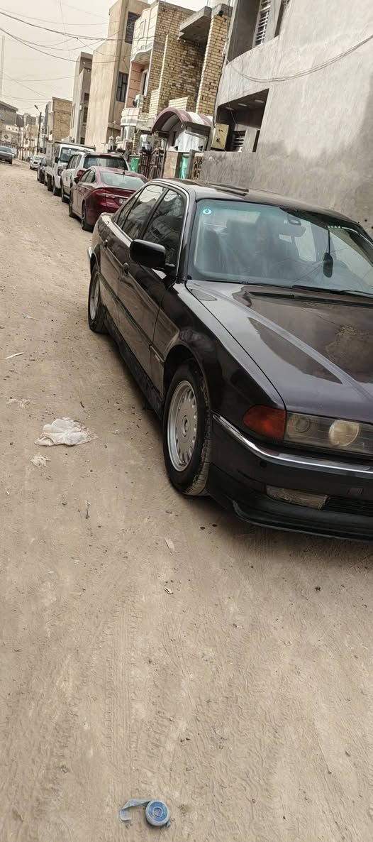 اسلام عليكم BMW (خفاش) (740 ,8سلندر)
سياره لون بنفسجي غير محدد 
السياره كير و مكينه حاويه
صدر امامي و خلفي جدد
تخم تاير جديد
المواصفات 
.صندوق شفط
.مرايات كهرباء
.فتحه سقف
.سستم صوت كامل
.كشنات كهرباء
.مثبت سرعه
.جام 4اوتو 
.حساس امامي
.حساس خلفي
.ستر لك
.تلفون
السعر : 65ورقه و بيهه مجال
المكان بغداد الدوره 
للستفسار اتصل على الرقم و بي واتساب :***********
