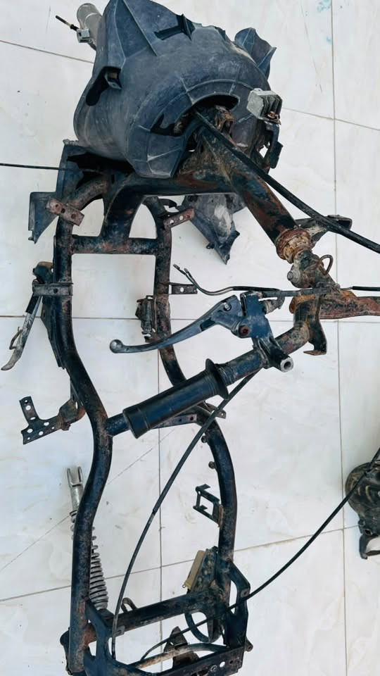 أغراض دراجه فراشه للبيع
شاصي جديد 
مكينه شغاله شرط 
دبلات شرط الفحص 
ويال عدد 3
تانكي بانزين جديد 
شيال مكينه 
صالنصه جديده
بنز ويل امامي 
للاستفسار 
واتساب أو الاتصال ***********
