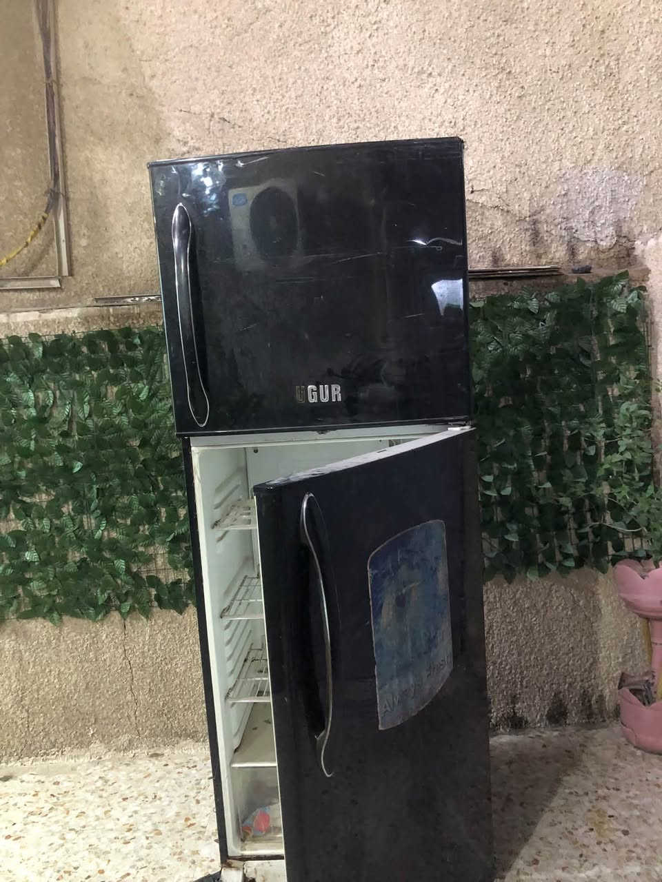 سلام عليكم محتاج عائله فقيره عندي هاي الثلاجه  نضيفه بس ييها الفريزر يجمد بس الجوه مايبرد ف الي يعرف عائله محتاجتها يتصل ***********

