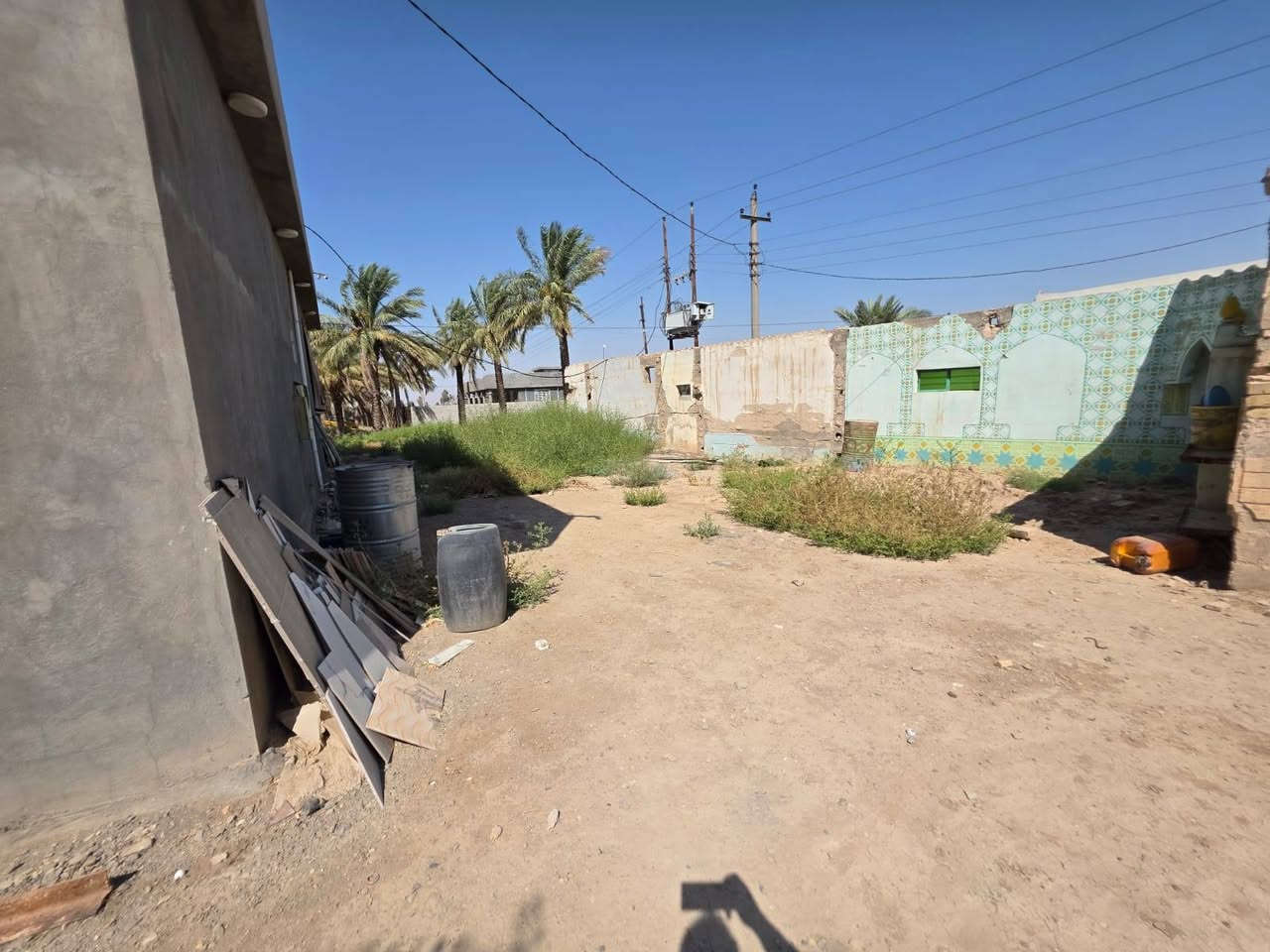 للبيع بيت مساحه الكليه ٩٥٠ متر مساحه البناء ٢٥٥ متر مع الاثاث  والطاقه الشمسيه ومكان محلات 3  سند 25طابو زراعي المكان شارع النفطيه قريب على سيطرة لج الاتصال ***********
