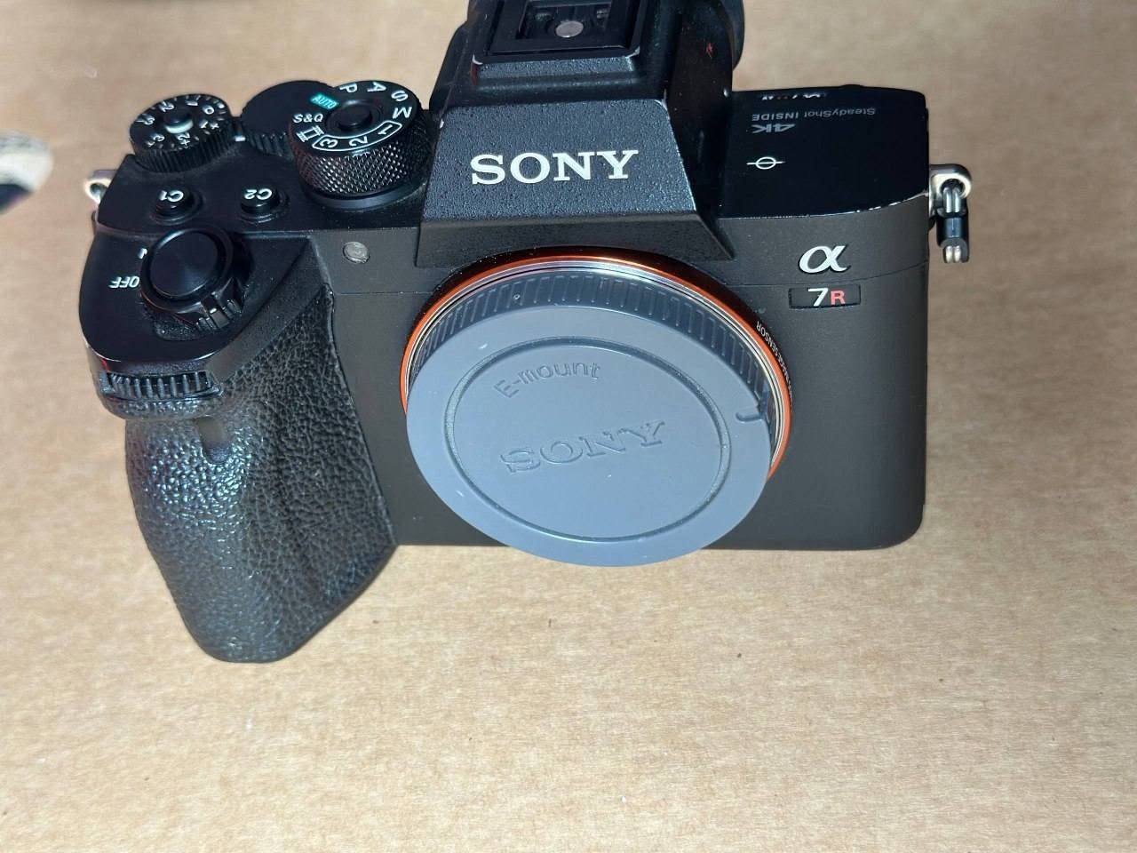 سلام عليكم
للبيع كاميرا Sony Alpha 7R IV بحالة النظافة التامة (أخت الجديدة).
 * المواصفات الأساسية: دقة خيالية 61 ميجابكسل لتفاصيل فائقة الدقة، معالجة صور احترافية، وأداء استثنائي في التصوير الفوتوغرافي والإنتاج الفني.
الفيديو: تصور بجودة مذهلة تصل إلى 4K الحقيقية فائقة الوضوح (Ultra HD).
​الصور: دقة فوتوغرافية جبارة تصل إلى 61 ميجابكسل لتفاصيل فائقة الحِدة تظهر حتى أصغر الدقائق.
 * الملحقات المتضمنة: رام، حزام، قبق الحماية، بطارية أصلية، وكيبل الشحن الأصلي.
 * السعر: مليونين (2,000,000) دينار قفل نهائي.
الكاميرا نظيفة جداً وخالية من أي عيوب.
(توصيل الى جميع المحافظات) 
للإرسال أو الاستفسار، يرجى التواصل
 خاص. او ***********
