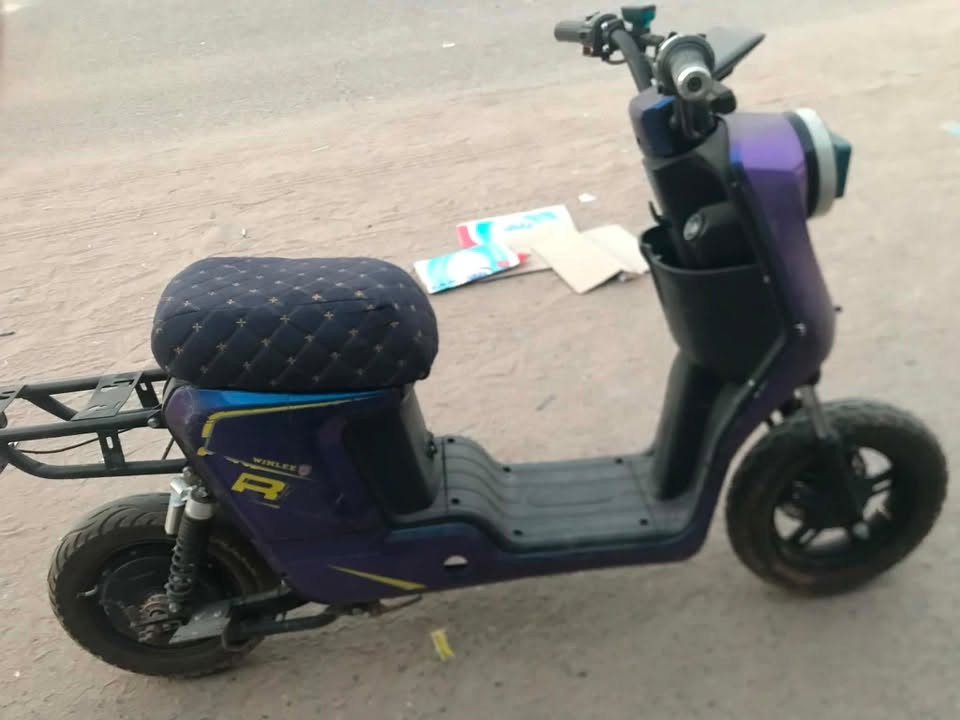 دراجه R9 25 نظافته شوفت عينكم عوزها بس مدگر گدام غراضها موجوده البريك الگدام و الدواسات و المدگر الوره كلهم موجودات  تشتغل بس ماتاخذ شحن  اعتقد بيهه بطاريه خربانة.  تجي تمشي بيهه وتشتغل عل فحص. مكاني خور الزبير   السعر 250   شغالة وعل فحص  
***********
