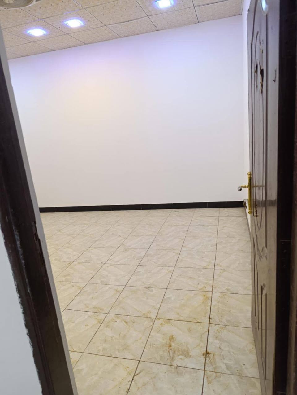 بيت للبيع  بشارع مطار الجديد المساحه 50 متر يحتوي على غرفه وصاله وصحيات ومكشوفه السعر 18مع المجال البيت مقابل المطار وأكثر من 50متر بل 65 متر بس بلمكاتبه مكتوب 50
***********
