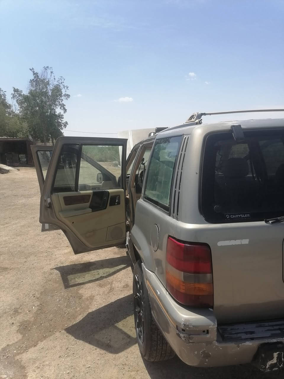 سلام عليكم جيب شيروكي رقم بغداد  موديل 95 مكينه فيفيتي  كير وتماتيك سياره جاهزه بيها ترتيبات  بسيطه  المالك موجود سياره بل الناصريه رايده45وبيه مجالل الاستفسار الاتصال على الرقم ‏‪***********‬‏

