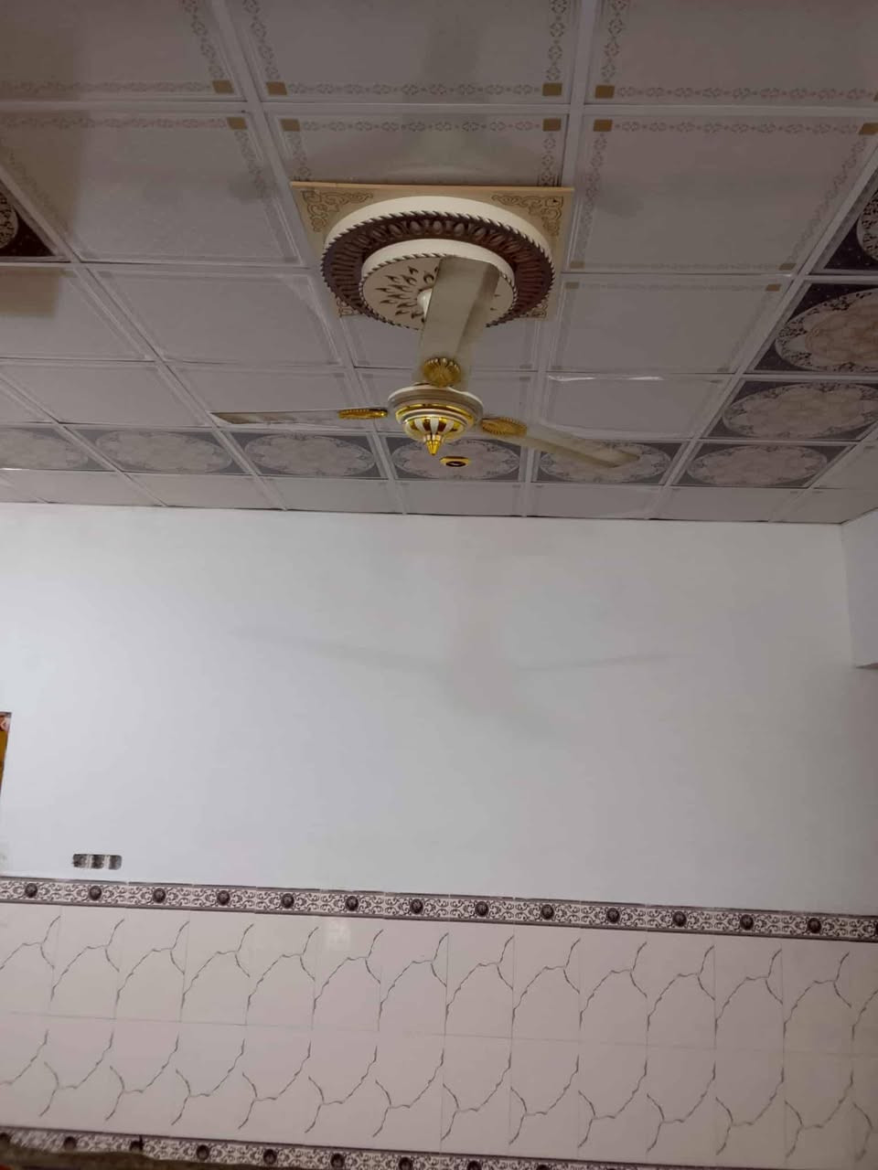 سلام عليكم دار للبيع قرمه علي ابو صخير شارع بيت الديوان مساحه 250 متر يحتوي على ثلاثه غرف وهول 35 متر وديوان 6 × 4 البيت ركن خدمات ماي ومجاري وكهرباء سعر 65وبيه مجال ستفسار *********** بي واتساب اللي يحب يتفضل
