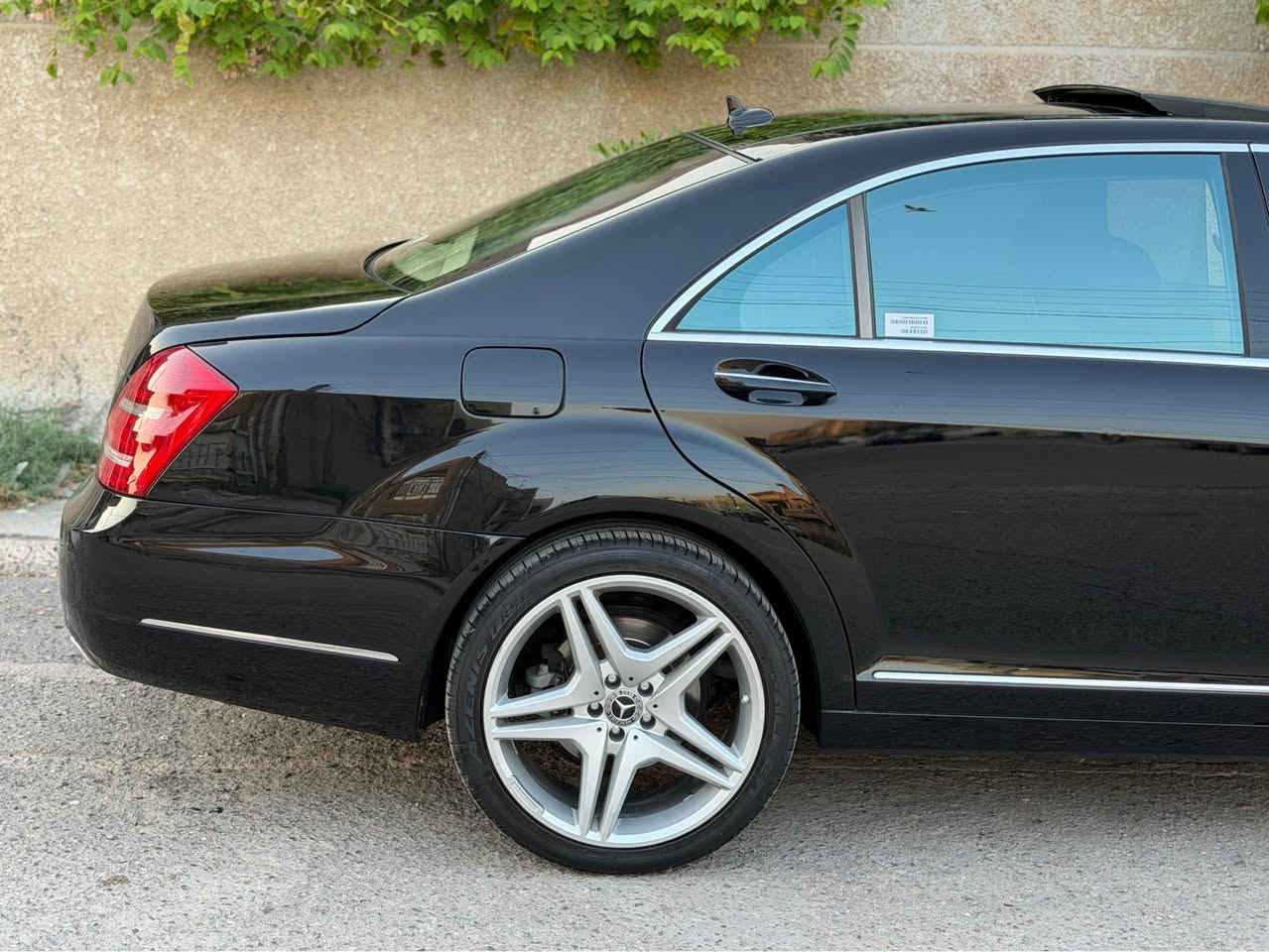 ‎ Mercedes Benz S550 Town Turbo لارج vip
اخوان السيارة استلام شركة مارسيدس بالمانيا
........................................

‎‏‎سياره فول مواصفات 
جديده بمعنى الكلمة كلشي بيه بلادي )
‎‏‎موديل2012 
‎المواصفات:
‎ ابواب شفط
‎ كاميرة خلفية 
‎حساسات امامي و خلفي 
‎صندوق كهرباء 
‎باب لارج (رئاسي)
‎بردات (5)
 ‎ بانوراما
‎بصمه تشغيل 
‎بريك بصمه
‎رادارت امامي جوانب 
‎صندوق شفت كهرباء 
‎کشنات تدفئة وتبريد خزن 5 ابواب بصمه
‎سي دي جنجر ٦ اقراص و ديفيدي
مكينة (8 سلندر 
‏‎كشنات دينمك (متحركة)
‎تحديد سرعة و لمت سرعة
‎ لايتات زينون  بك لايت ليد
‎لايتات دوارة تتحرك مع السيارة عند استدارته 
‎دبلات كهربائي حسب رغبه تريد سيارة عالية و ناصيه 
‎حزام سلامة (سحب) اوتوماتيكي
‎و بعد كثيير من المواصفات المامذكورة.
‎‏رقم بغداد بأسمي 
‎مكاني بغداد   __ السعر 235  ورقه  
*********** بغداد, العراق
