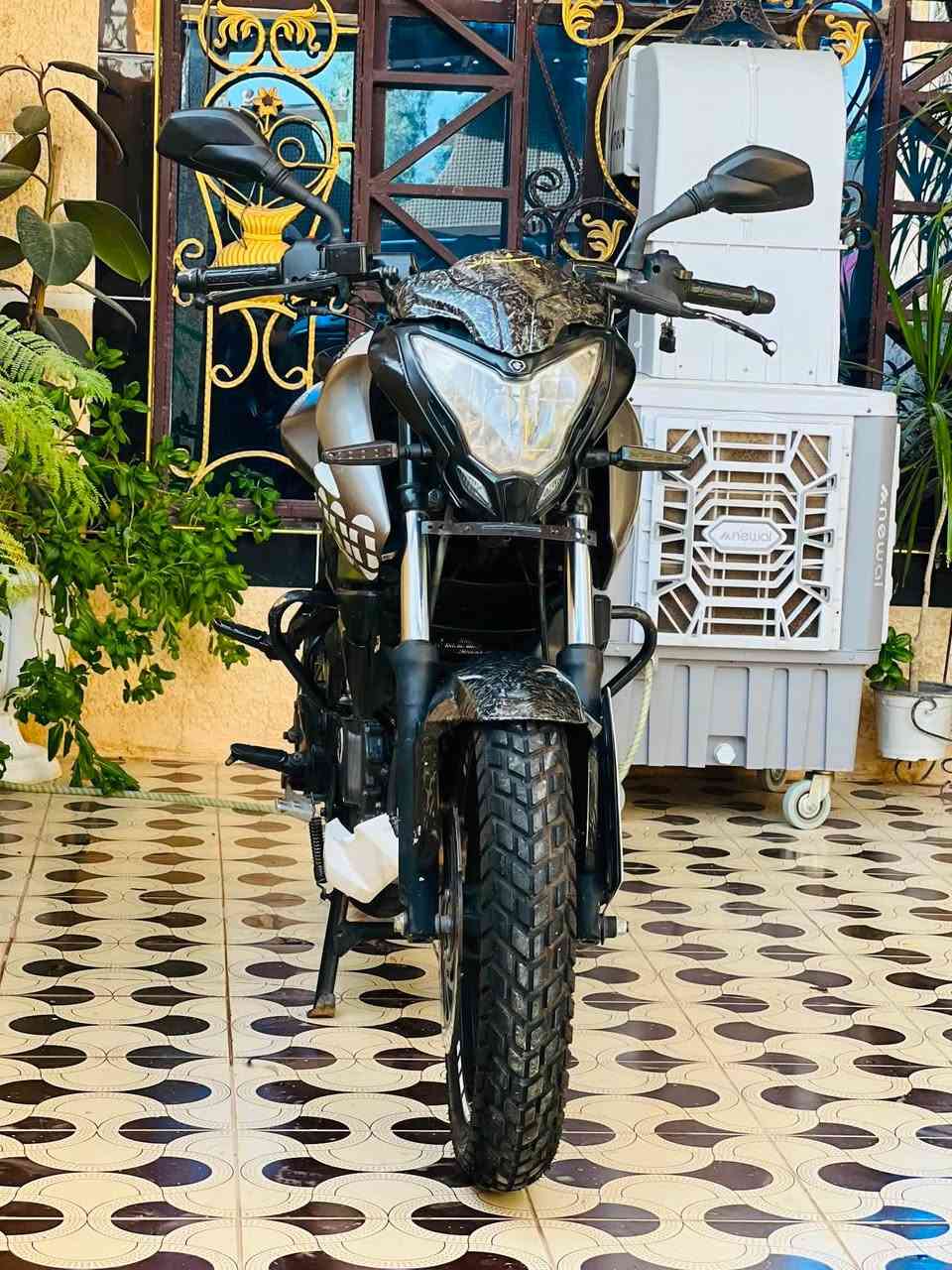 يا الله 
سلام عليكم 
بولسر ان اس 200cc موديل 2021
تبريد راديتر 6 كير
 عليها طلاء كاربون فايبر  دراجه جديده 
برغي مناقصها تحويل ثاني يوم 
ادامه كامله عليها بلكات NJK 
ودهن لوكاس وفلاتر شوته ودهن جدد 
مكاني. ديالى بعقوبه. 
ستفسار ***********. 
اتصل ودلل.
