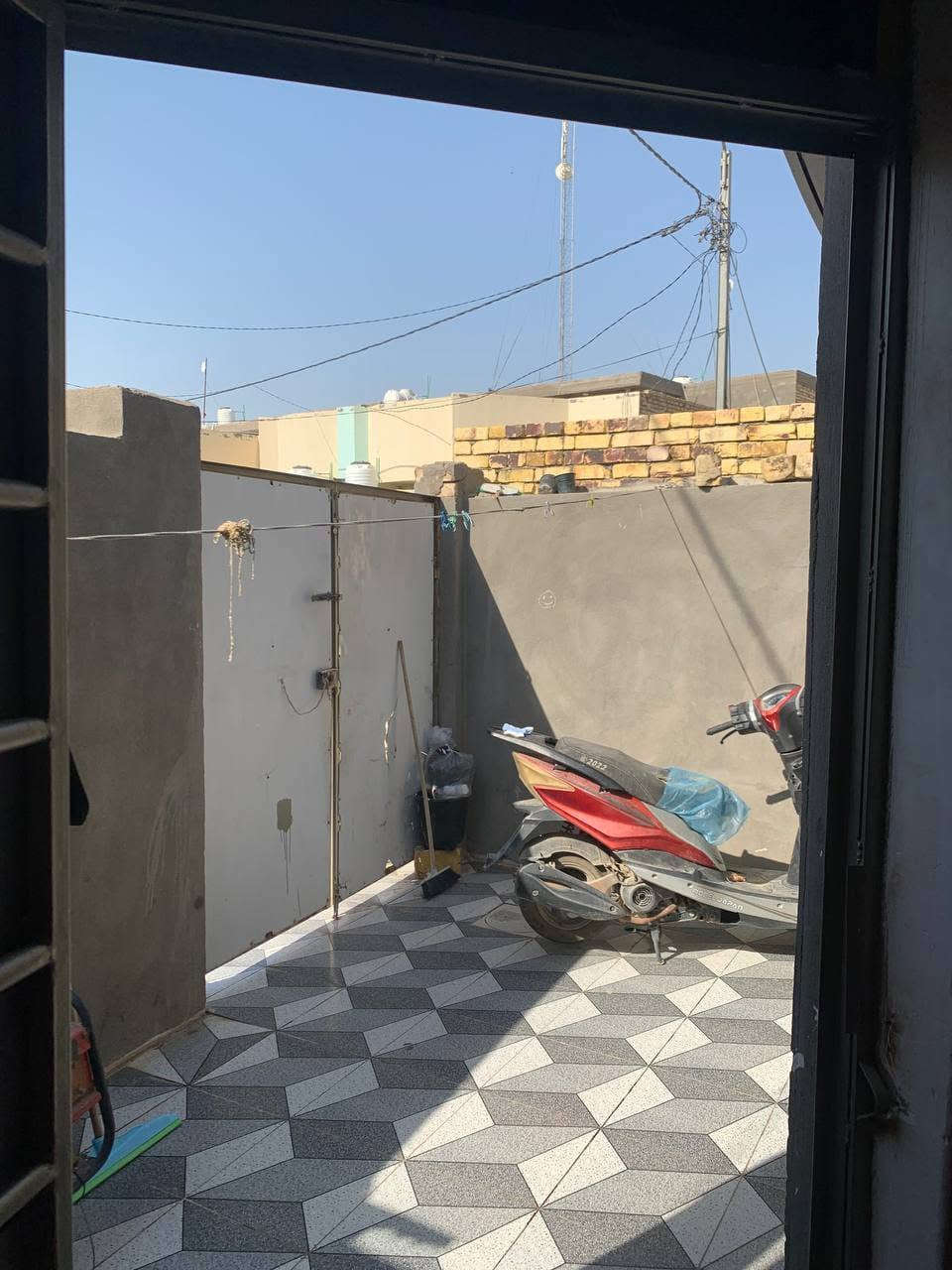 سلام عليكم بيت للبيع زراعي مساحة 130سند 25 مرقم ومشمول ب تطويبد يتكون من غرفتين وصالة ومطبخ واستقبال وصحيات العنوان حولي القصيمة عرصات حجي هندي 
***********
