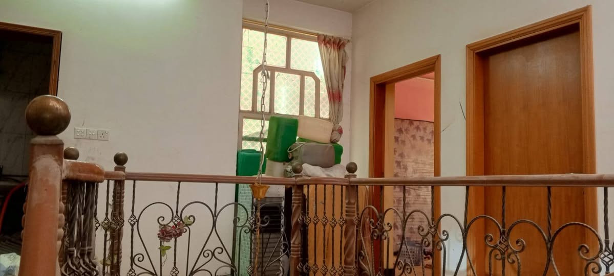 السلام عليكم بيت للبيع 150متر طابقين 6نوم استقبال كراج مطبخ 3صحيات غربي وشرقي كراج هول داخلي دبل فاليوم أرضية كاشي مطعم بالمرمر درج مرمر ابواب خشب صاج عراقي باب سلايت رباط على طول البيت مصبوغ صبغ بلاستيكي درجة اولى تفصال مكانة ابو منيصير القديمة سعرة مناسب يبعد عن الشارع العام القديم 80متر وجاهز للسكن او الإستثمار ممكن فرزة بسهولة الى مشتملين او شقتين فتح بيان ثاني يوم وبدون دلال من صاحب البيت مباشر استفسار ***********واتساب
