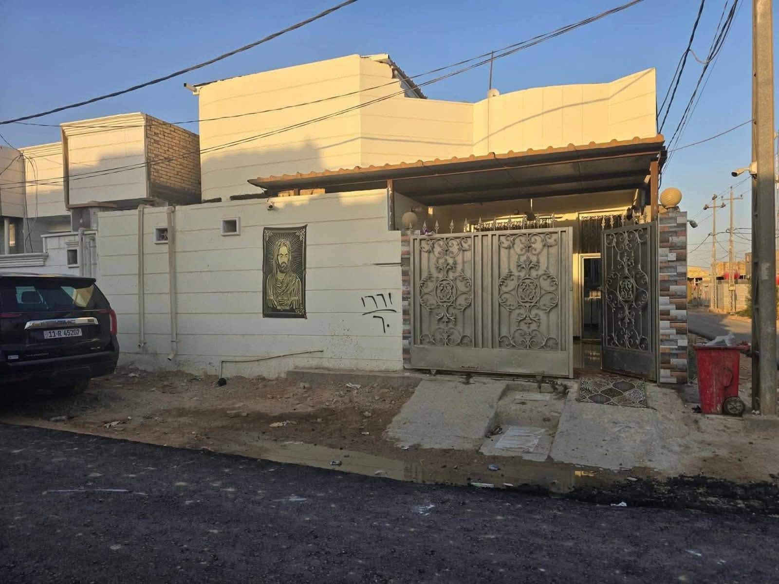 بيت  البيع  زراعي سند 25
العنوان التقيه الثالثه  مقابيل  حسينيه باب 🚪  الحواج                    ساحه التوديع شارع 10

المساحه 200 متر البيت ركن شارع شارع ملعب الخماسي
 مربع 
الواجهه 10
النزال 20 
البيت  طابقين 
غرفتين 
استقبال
صاله 
مطبخ 
مجمعات صحيه طابقين
واتساب  مراجعه مكتب 🏢 العاصمة للعقارات والمقاولات العامه العنوان الديوانية ام الخيل ساحه الاحتفالات قرب البلديه الجديده
