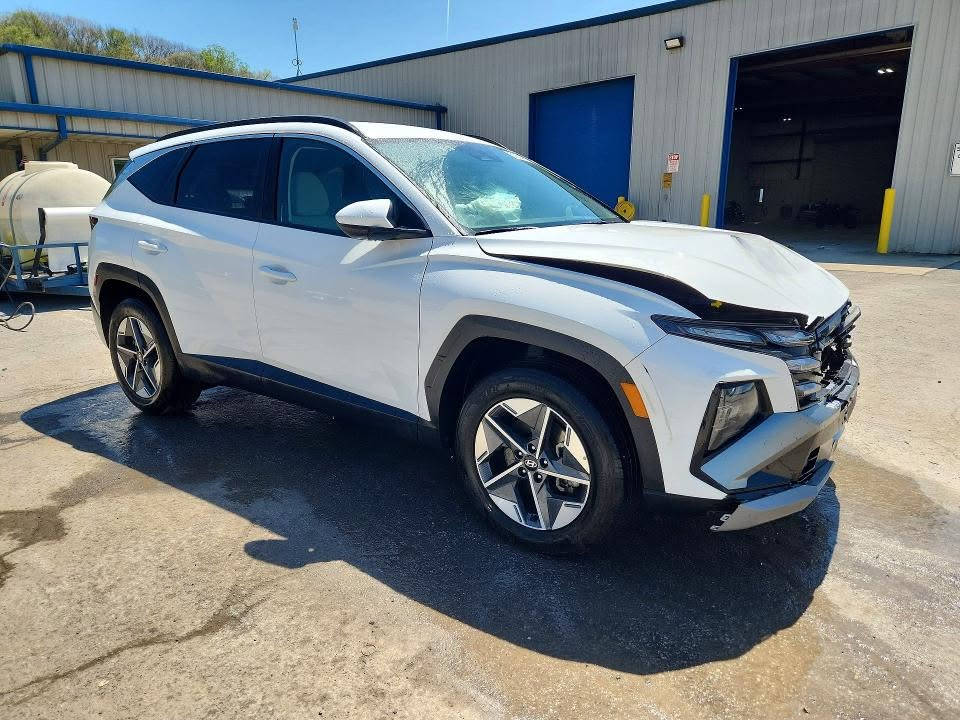 2025 HYUNDAI TUCSON SEl 

السعر بيع مباشر من المزاد   :   89 $

تاريخ المزاد  :    2026/9/24

الحادث  :  موضح بالصور

حالة السيارة  :السيارة تعمل و تسير

 ((  مكان السيارة في امريكا   ))

بإمكان ادخال السيارة على كتاب شهداء

((  يكون حساب الجمارك و الضريبة على مبلغ الفاتورة للسيارة  ))

مدة النقل من امريكا الى العراق 60   يوم  (( يتعهد المكتب بفترة النقل ))

للشراء الحضور الى المكتب في العنوان المذكر بالأسفل مع جلب عربون 

مكتب همام كريدي لمزادات السيارات  

شراء و نقل السيارات من امريكا للعراق

العنوان  /  بابل - حله - شارع الجمعية

اهلا وسهلا بيكم من الساعة ٣ الى الساعة ١٠ مساءاً

***********

واتس اب

[https://wa.me/message/BEZOHX2I6NQDD1](https://wa.me/message/BEZOHX2I6NQDD1)

 

 

#مزاد #كوبارت #iaai #وارد #امريكي #عقبة #ميناء #بيع #شراء  #استيراد #نقل #الحره #تخليص #تعقيب #كيا #هونداي #الزرقاء #الاردن #بلسايد #تولورايد #النترا

نص مكتوب في الصور:
- 51604750X