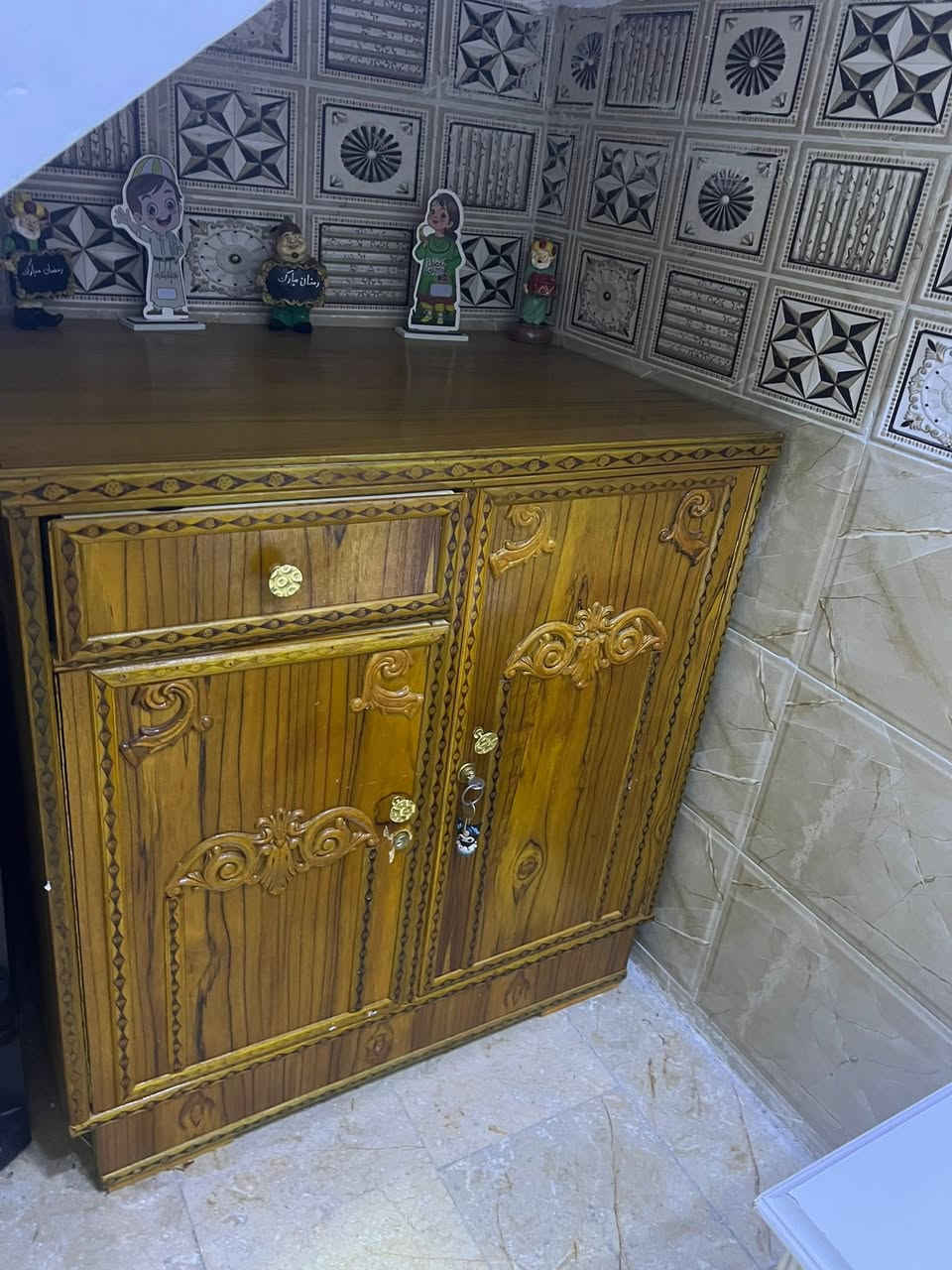 كاونتر متر ونص مع سنك مرمر متر وربع سعر ٣٥٠ جديد وبوفية قياس متر سعرها ٧٥واتساب ‭***********‬
