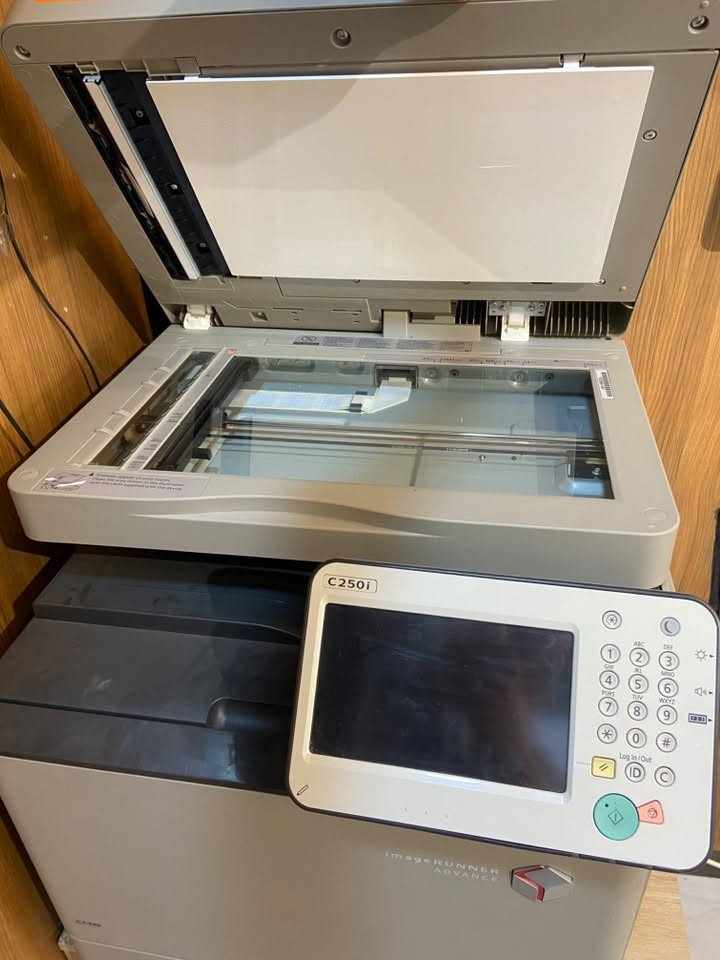 السلام عليكم .. للبيع جهاز استنساخ و طباعة كانون
‏Canon imageRUNNER ADVANCE C250i
وارد اوربا ( سويد )  اشترينا و ما استخدمنا 
نظيف جدا ما بي اي ملاحظة جاهز 100%
ملون و اسود ( احبار باودر ) 
السعر 300 الف دع 
المكان بغداد زيونة .. للاتصال : ***********
