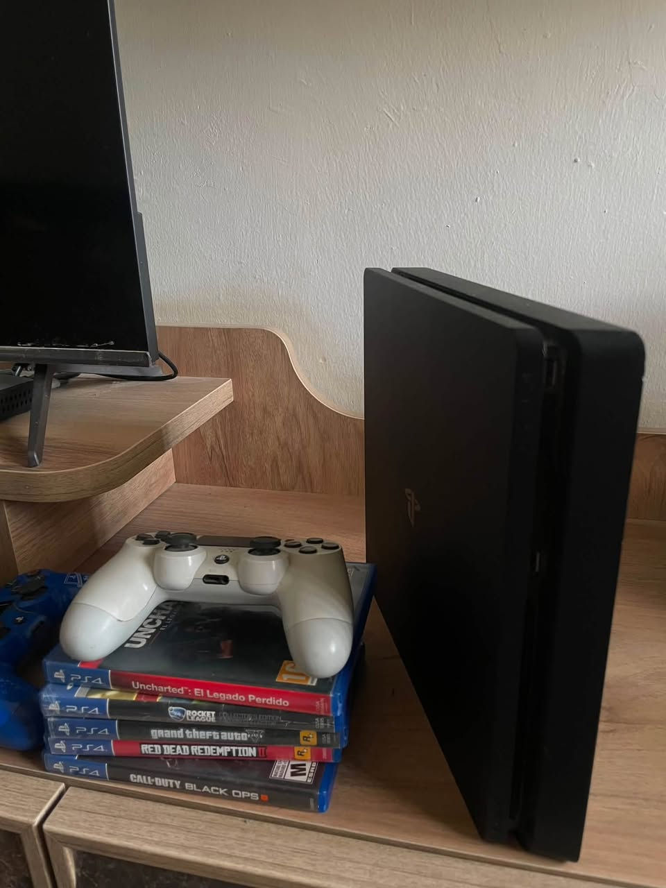 السلام عليكم 
PS4 Slim 
نص تيرا 
الجهاز نظيف جداً وما مفتوح نهائياً ولا صاير بي خلل 
ويا خمس اقراص وثلاث يدات 
ملحقاته من كيبل HDMI والكيبل الاصلي مالته موجودات ايضاً 
السعر 230 وبي مجال 
***********
