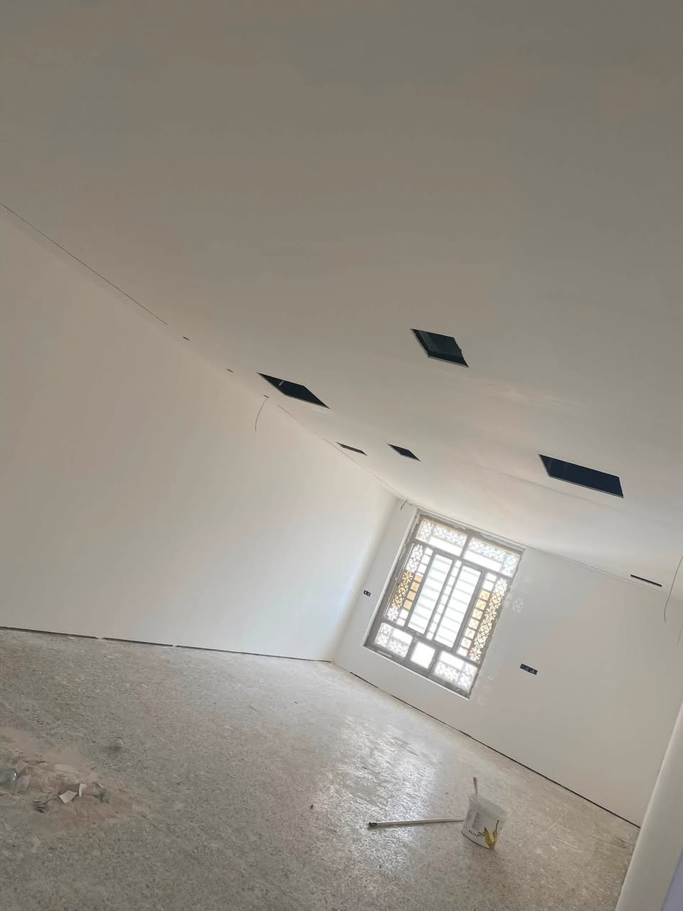 السلام عليكم يوجد صباغ متفرغ للعمل شغلي صبغ طلس مانع رطوبة ورق جدران بديل الخشب بديل الرخام  شغلي قطعي أو يومية ***********
