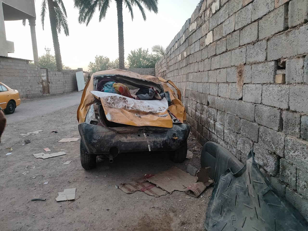 السلام عليكم سيارة رينو لوكان تسقيط للبيع محرك كير جديد صدر أمامي ***********
